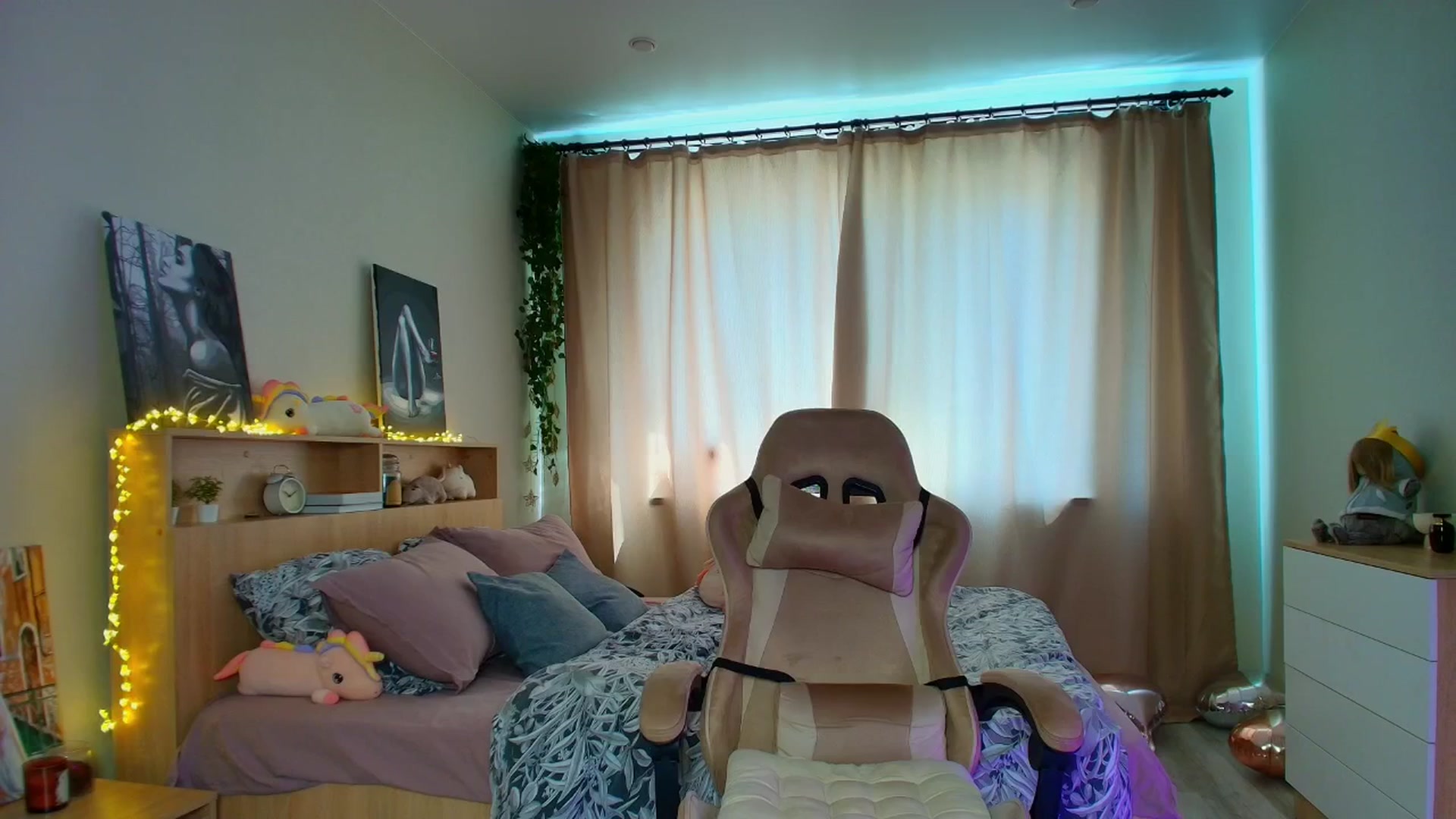 Gallery image thumbnail from Make_my_Luck's myfreecams stream on, 07/27/2025, 08:47 image 14 of 20
