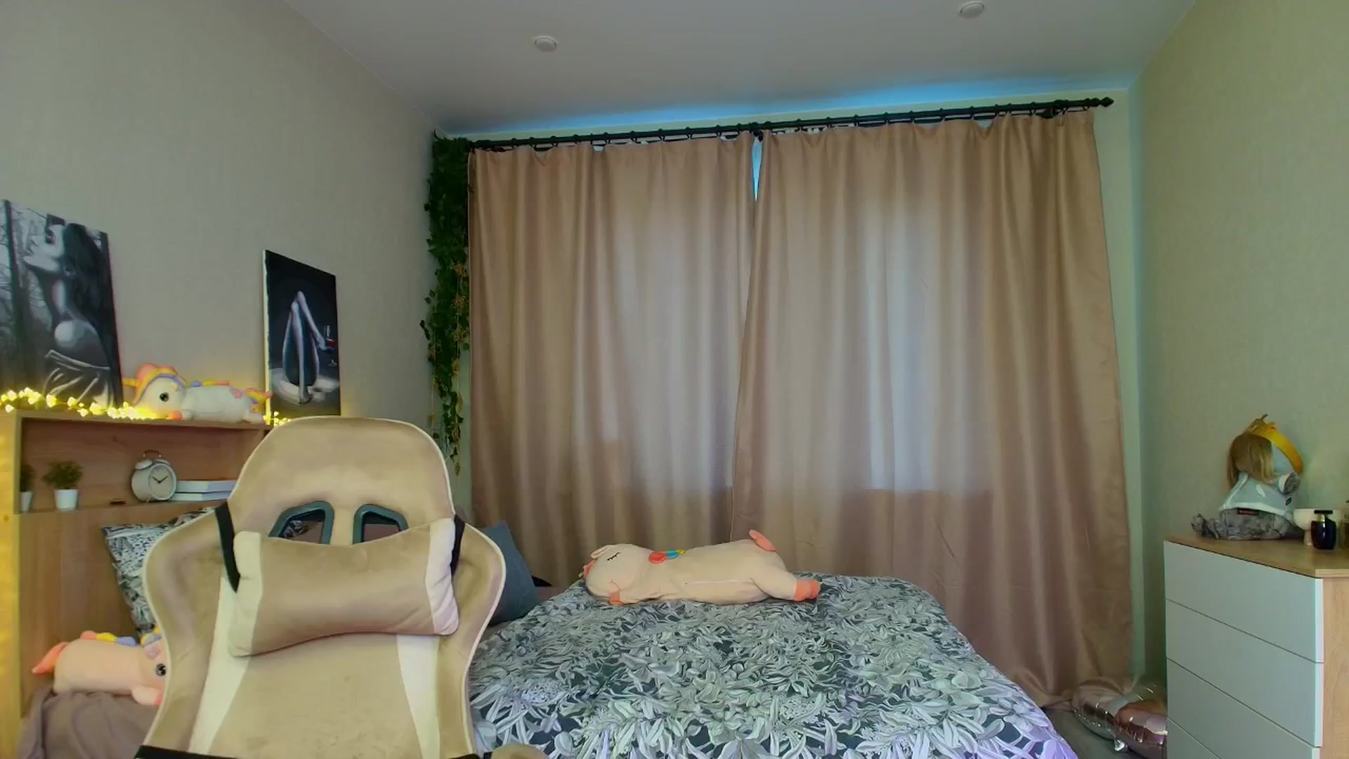 Gallery image thumbnail from Make_my_Luck's myfreecams stream on, 08/06/2025, 16:45 image 16 of 20