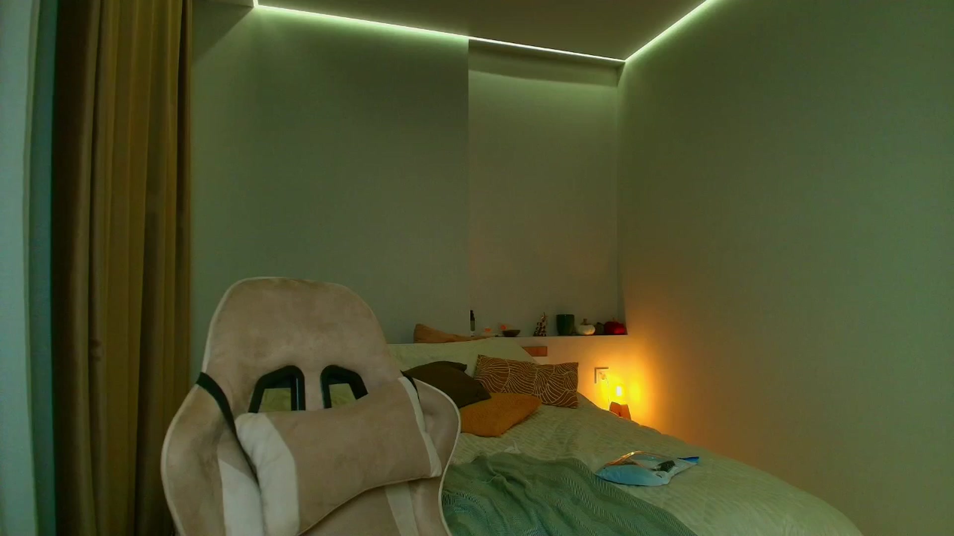 Gallery image thumbnail from Make_my_Luck's myfreecams stream on, 12/21/2025, 14:10 image 16 of 20