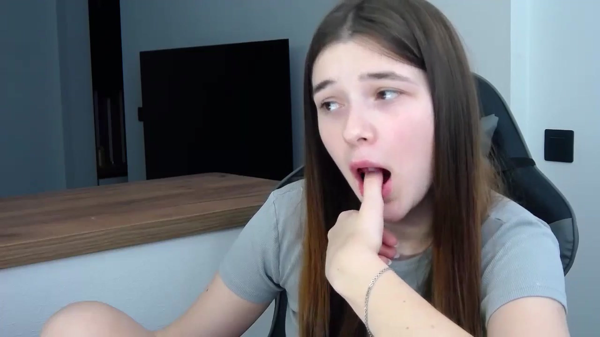 Gallery image thumbnail from MakiimaStar's myfreecams stream on, 10/28/2024, 12:46 image 10 of 20