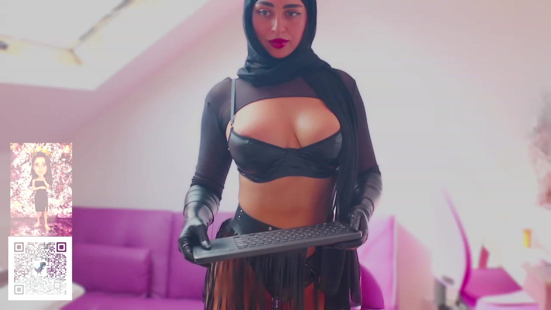 Gallery image thumbnail from Malika33's myfreecams stream on, 07/08/2023, 16:32 image 11 of 20