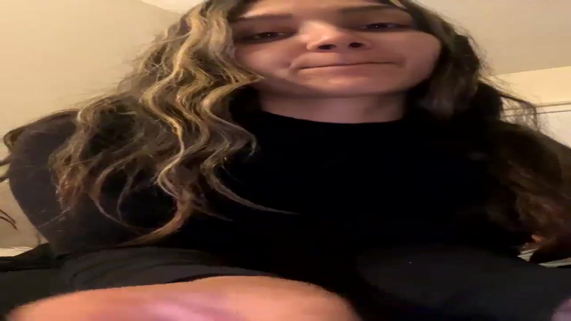 Gallery image thumbnail from MamaV's myfreecams stream on, 05/05/2025, 07:14 image 8 of 20