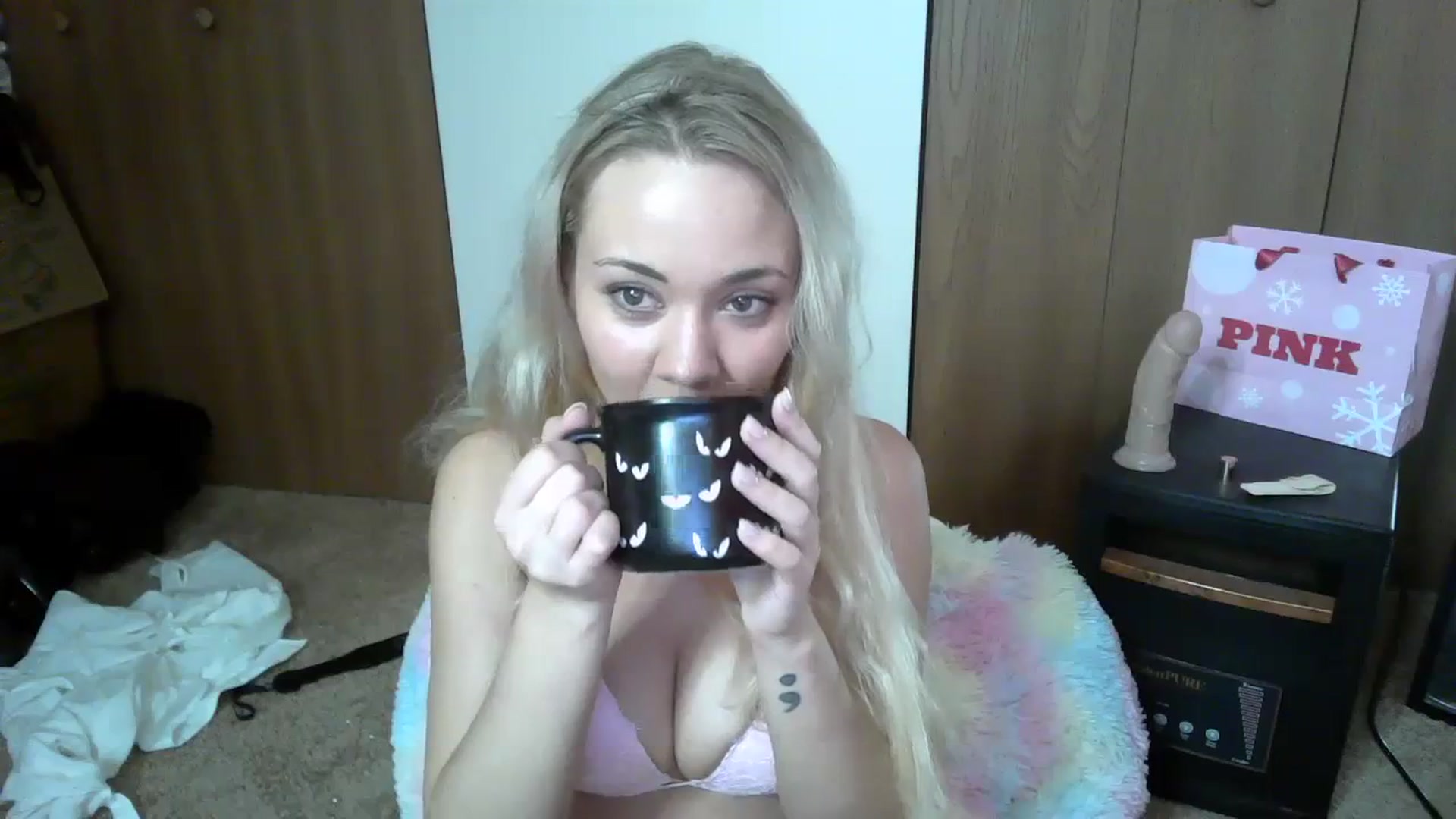 Gallery image thumbnail from Mandeigh's myfreecams stream on, 12/21/2023, 08:37 image 8 of 20