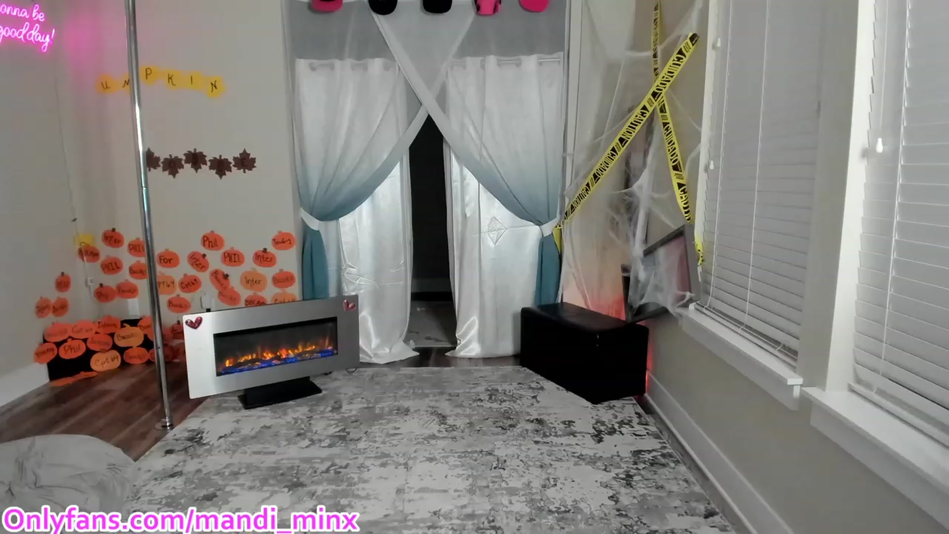 Gallery image thumbnail from Mandi_Minx's myfreecams stream on, 10/26/2023, 05:36 image 1 of 20