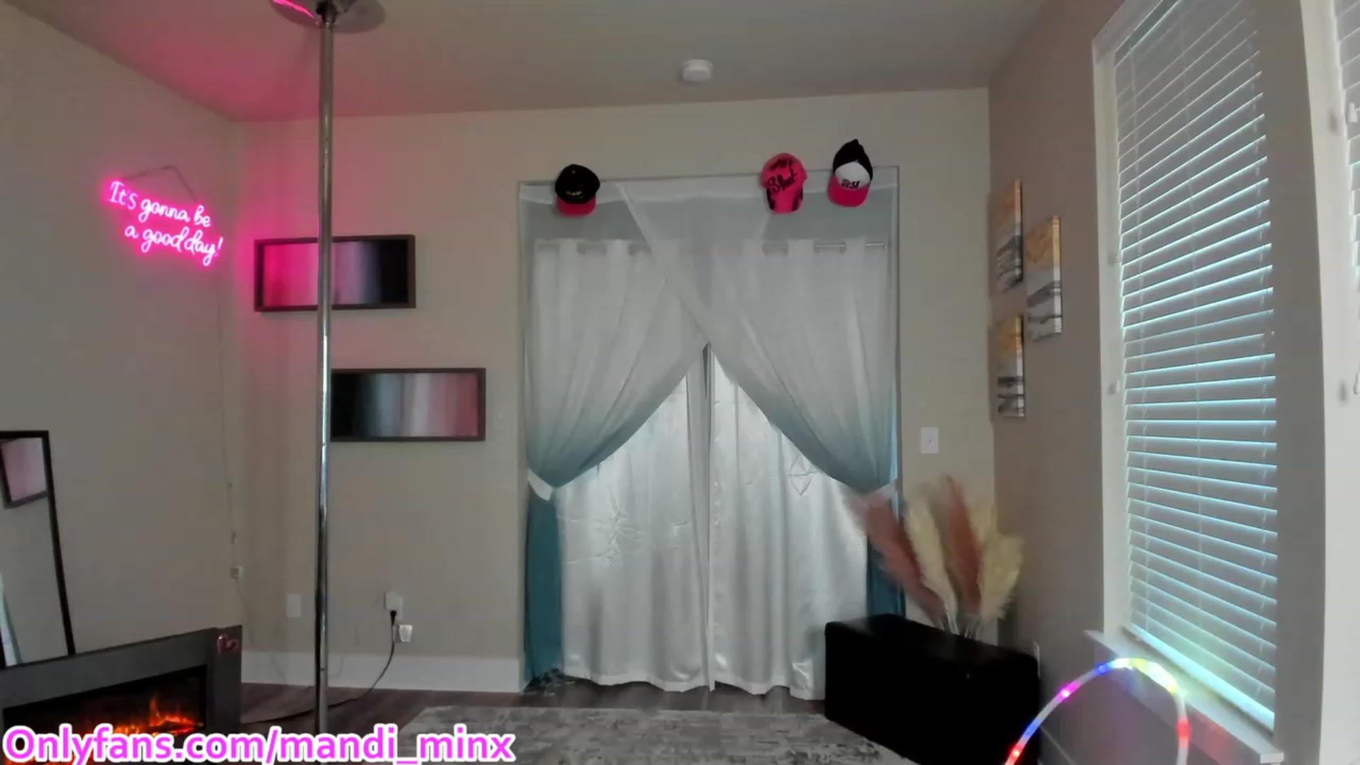 Gallery image thumbnail from Mandi_Minx's myfreecams stream on, 11/15/2023, 24:32 image 12 of 20