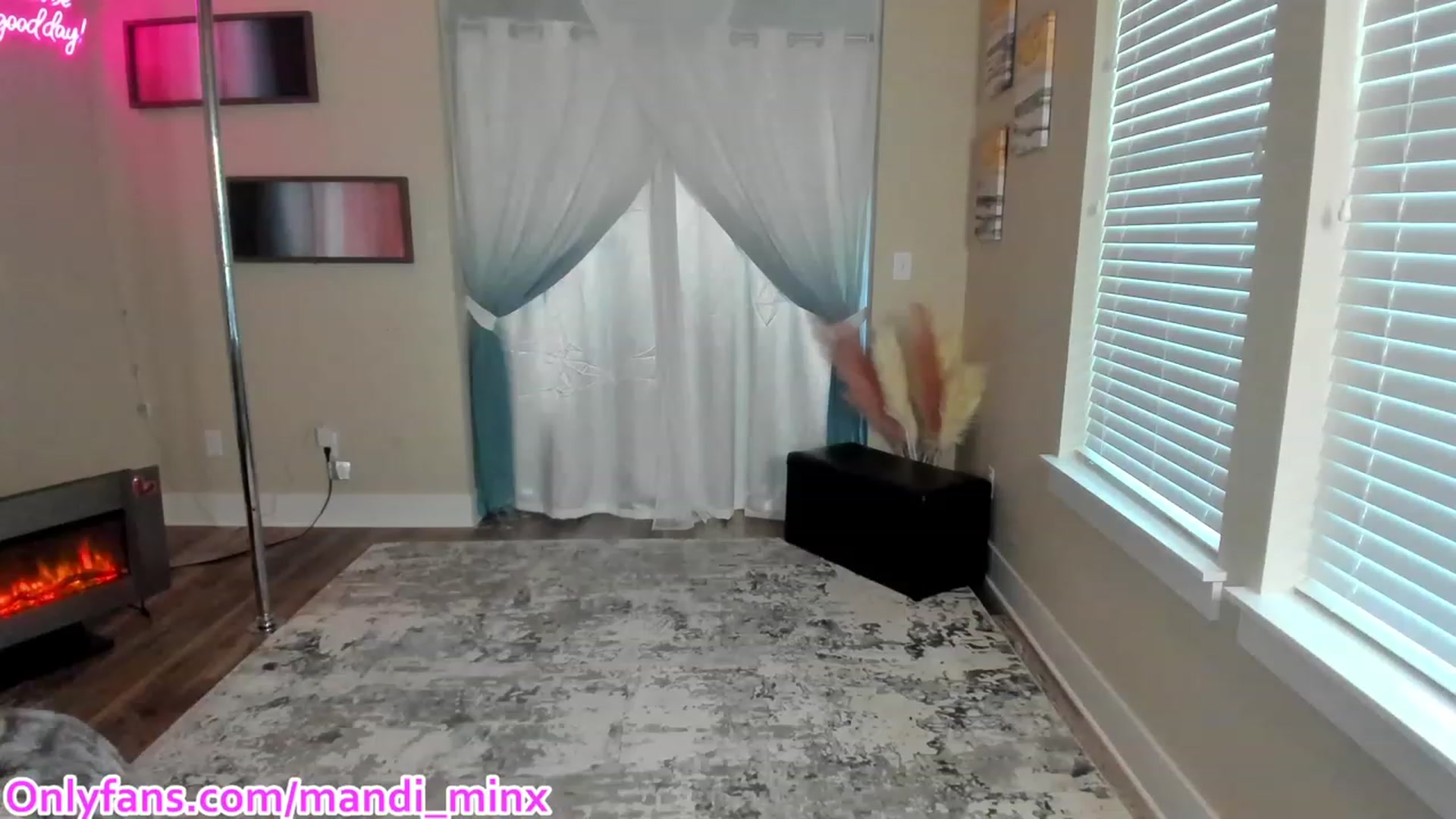 Gallery image thumbnail from Mandi_Minx's myfreecams stream on, 11/15/2023, 24:32 image 5 of 20