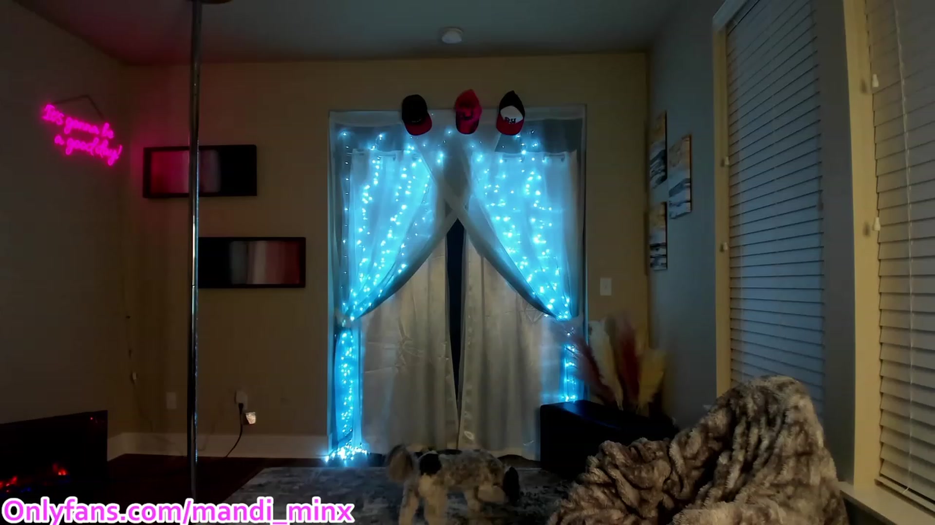 Gallery image thumbnail from Mandi_Minx's myfreecams stream on, 11/22/2023, 06:16 image 18 of 20