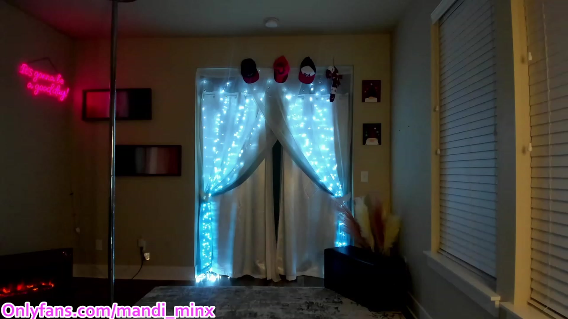 Gallery image thumbnail from Mandi_Minx's myfreecams stream on, 11/25/2023, 06:08 image 3 of 20