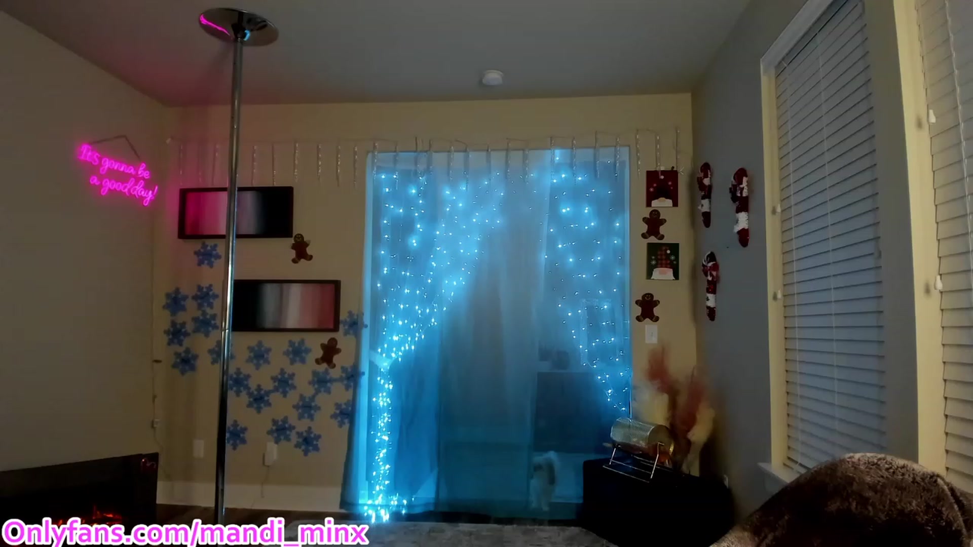 Gallery image thumbnail from Mandi_Minx's myfreecams stream on, 12/11/2023, 04:27 image 15 of 20