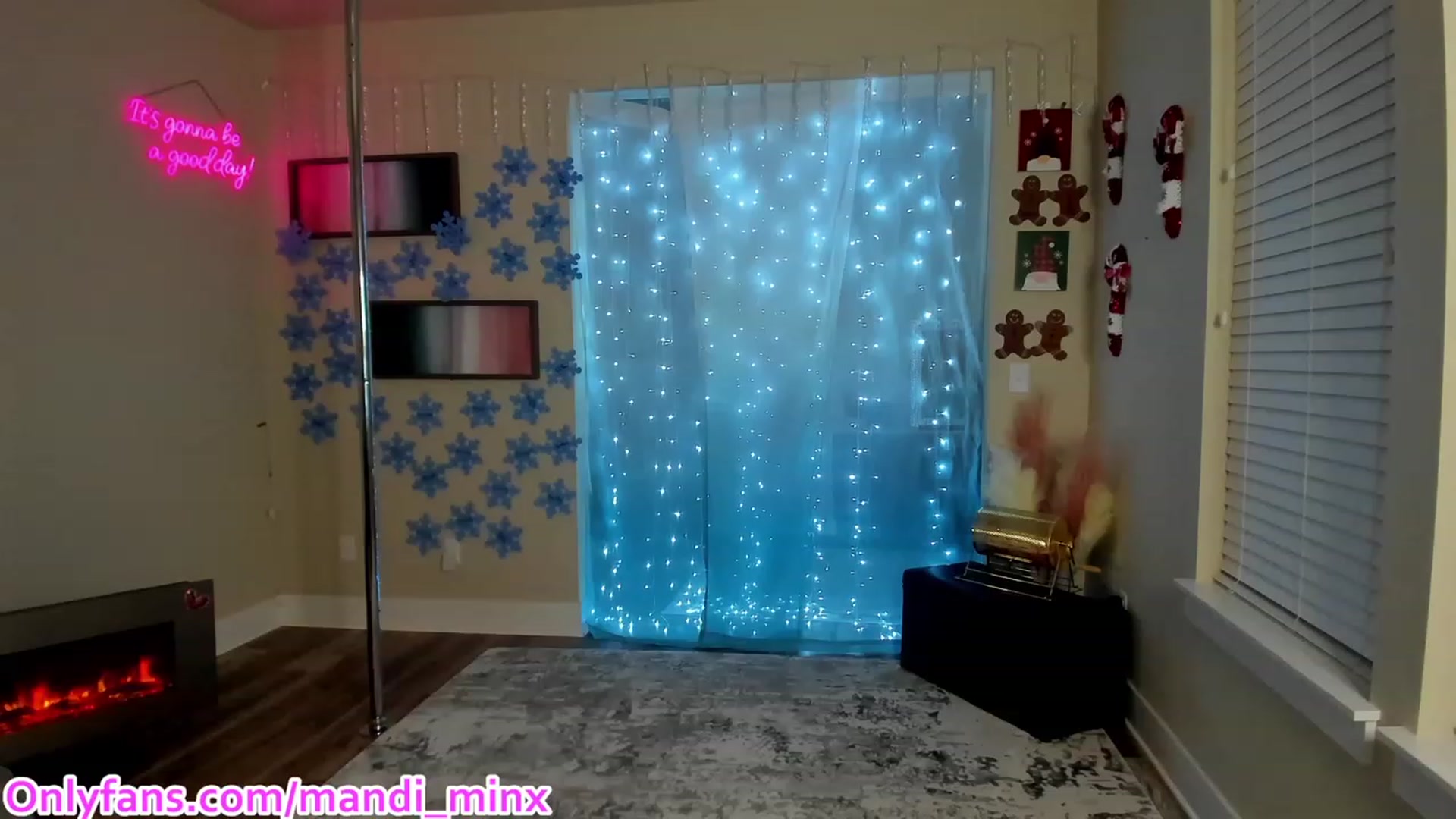 Gallery image thumbnail from Mandi_Minx's myfreecams stream on, 12/14/2023, 04:50 image 10 of 20