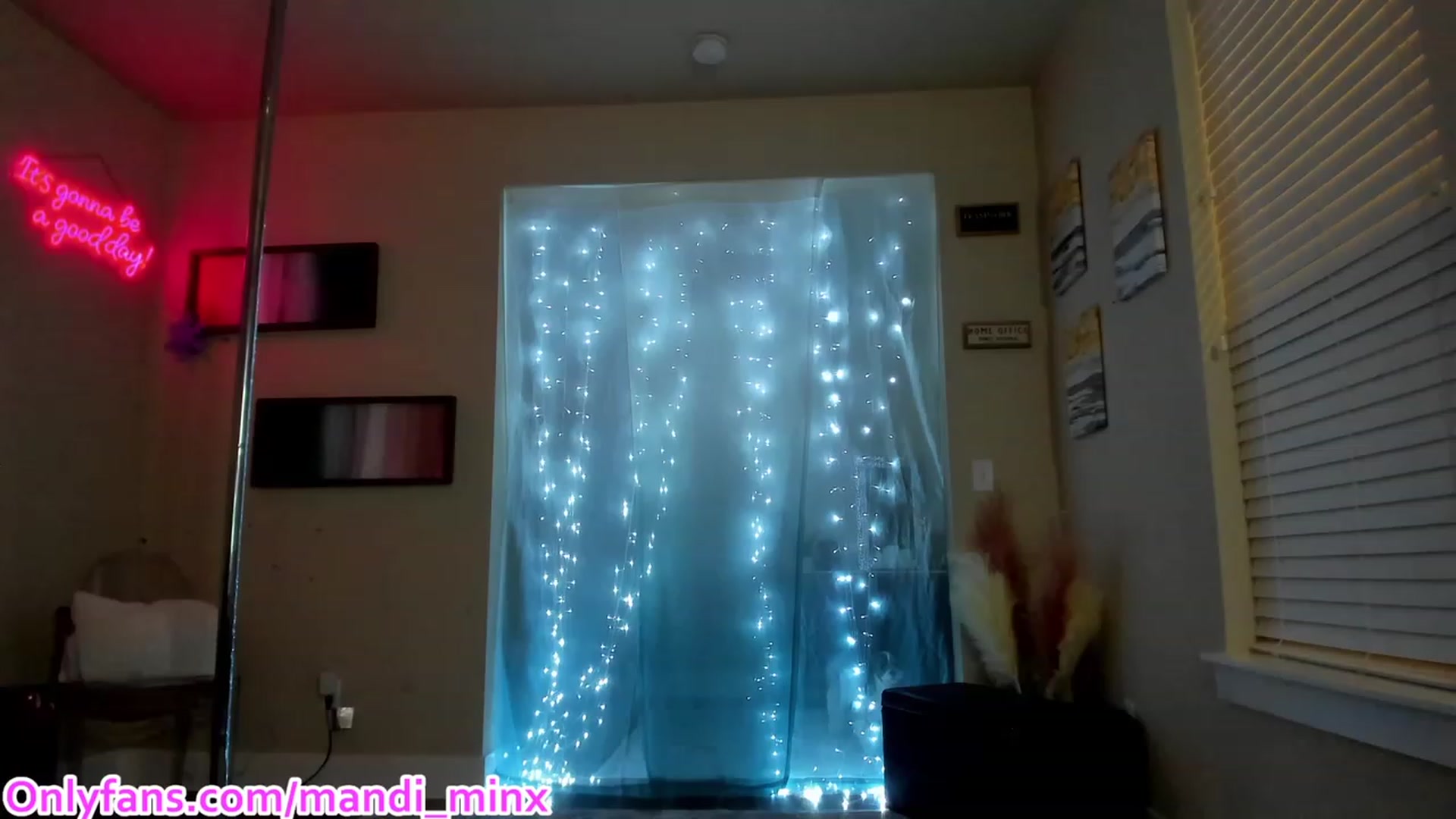 Gallery image thumbnail from Mandi_Minx's myfreecams stream on, 01/04/2024, 05:19 image 18 of 20