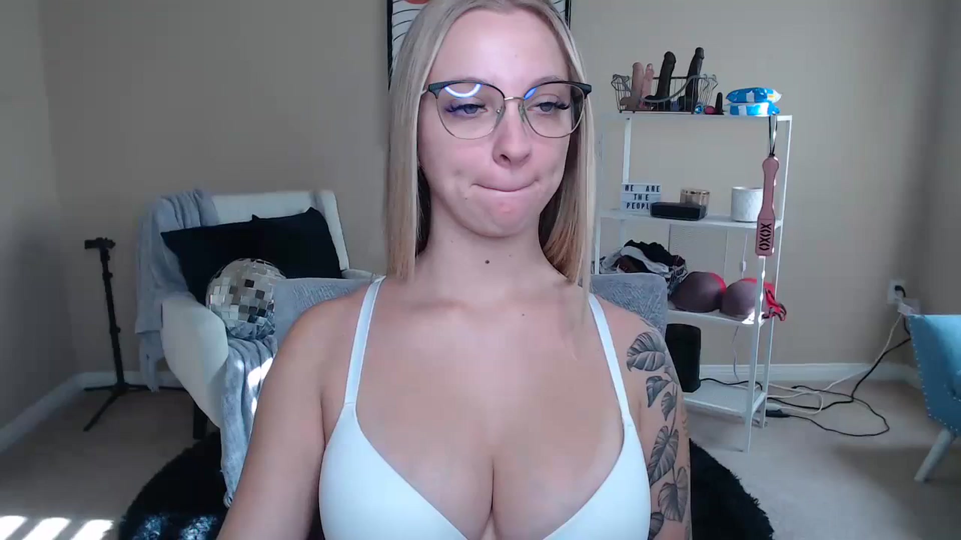 Gallery image thumbnail from MandyIrelan's myfreecams stream on, 12/04/2023, 18:39 image 1 of 20