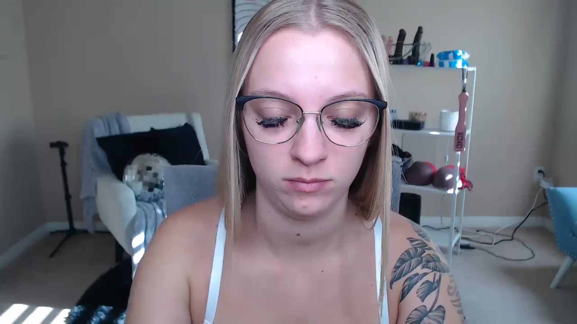 Gallery image thumbnail from MandyIrelan's myfreecams stream on, 12/04/2023, 18:39 image 11 of 20