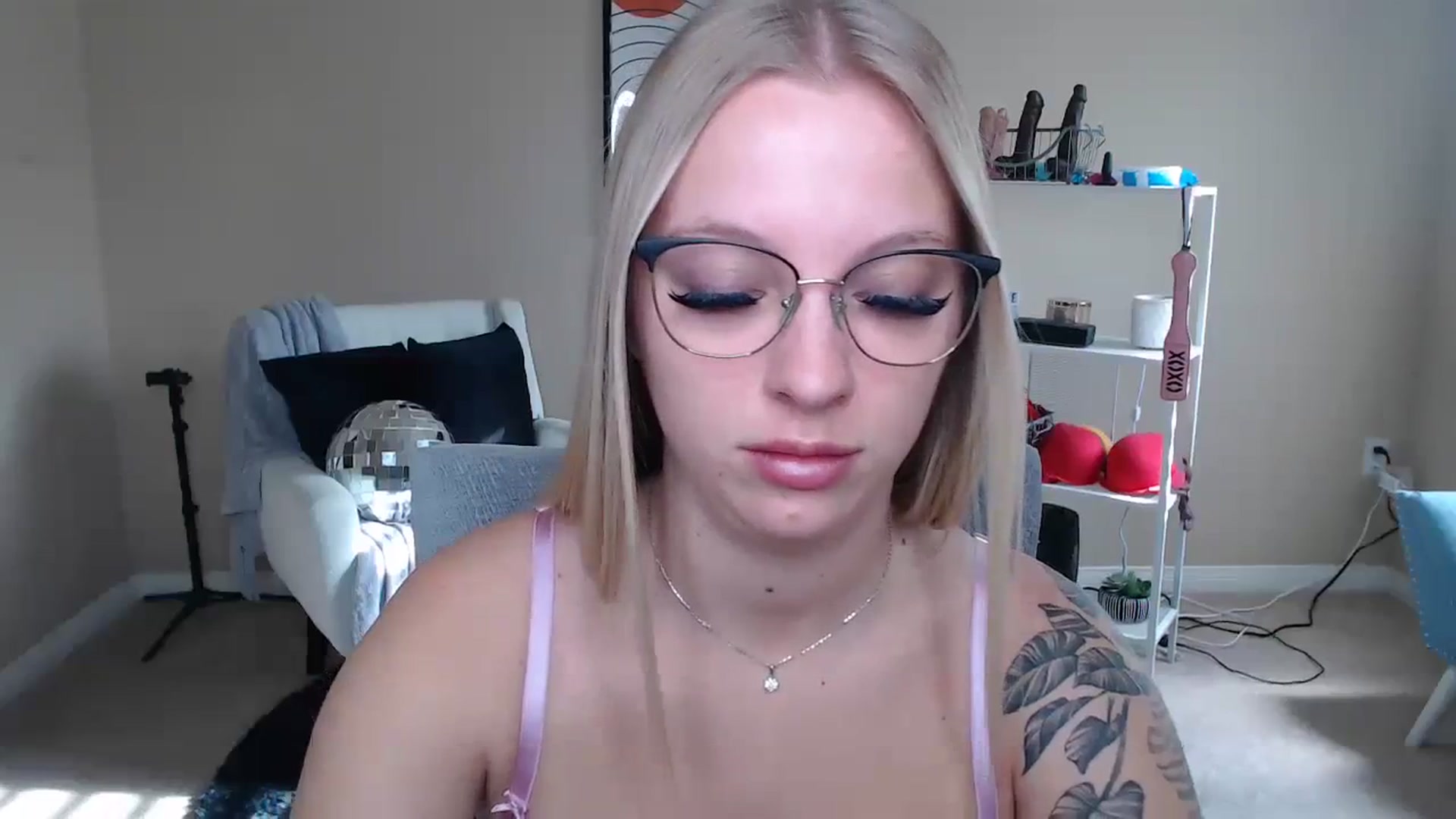 Gallery image thumbnail from MandyIrelan's myfreecams stream on, 12/31/2023, 18:49 image 5 of 20