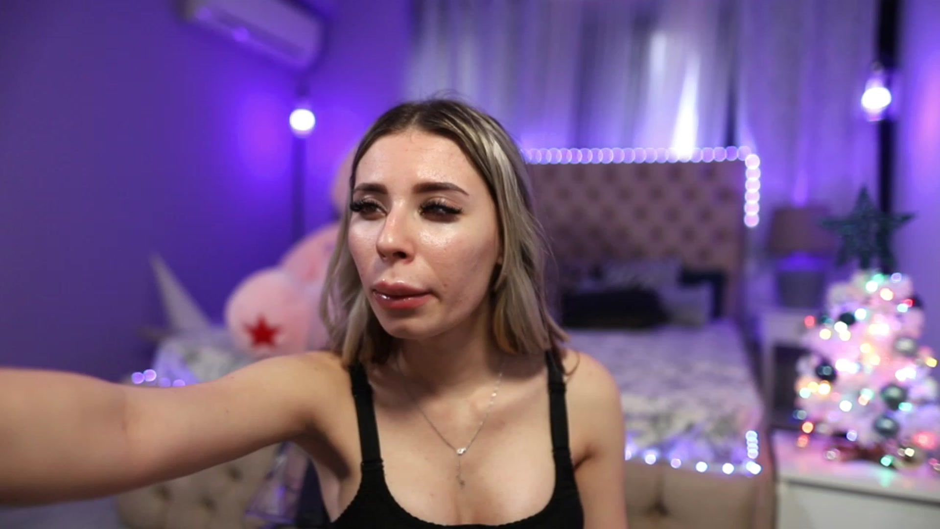 Gallery image thumbnail from Mandypeas's myfreecams stream on, 12/17/2022, 13:05 image 15 of 20
