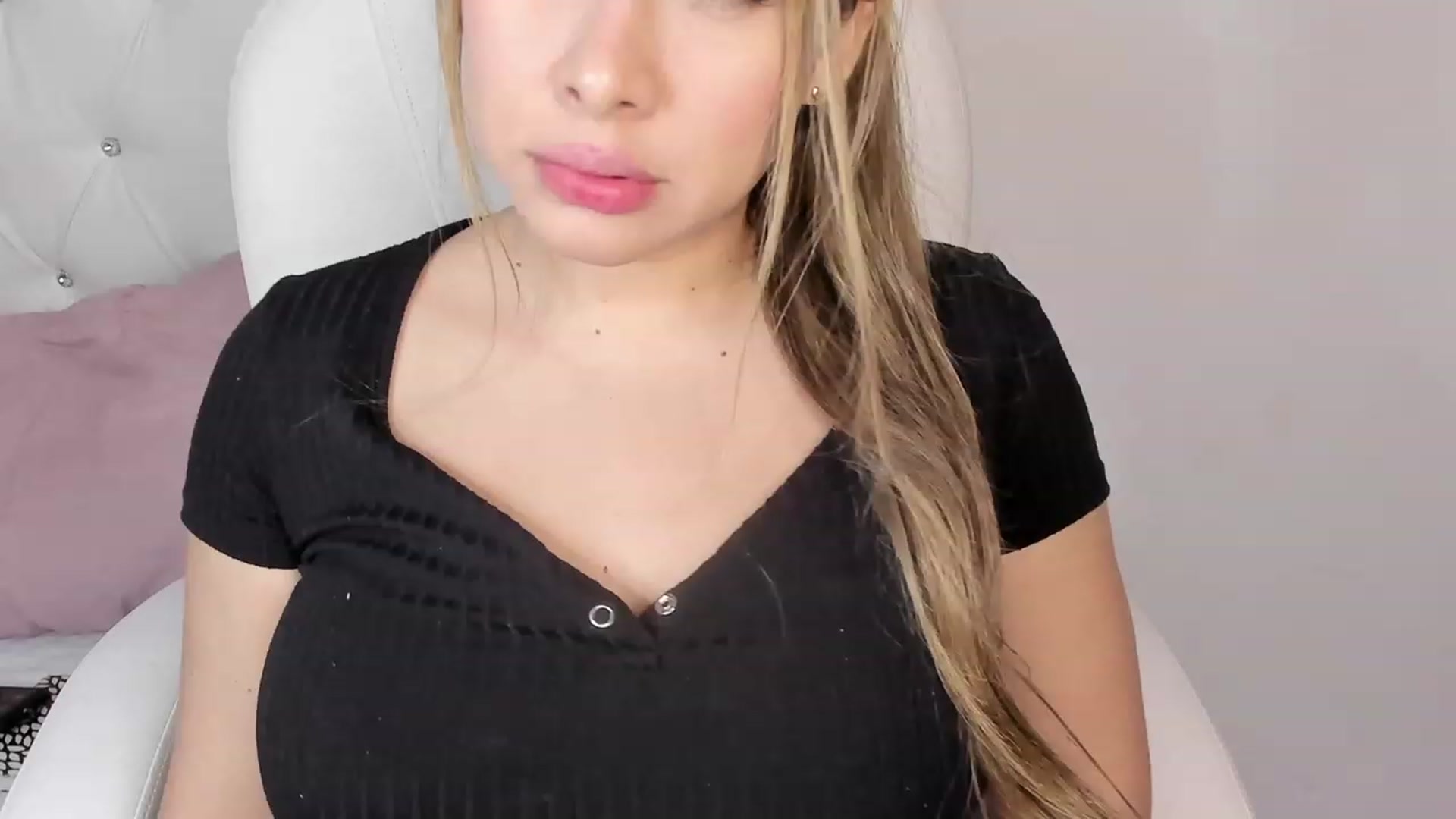 Gallery image thumbnail from Manelyk222's myfreecams stream on, 11/21/2023, 04:43 image 12 of 20