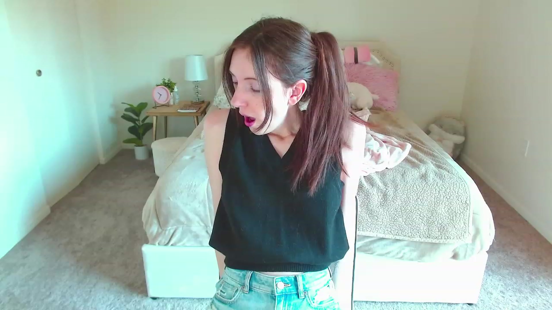 Gallery image thumbnail from MangoMae's myfreecams stream on, 04/15/2023, 14:44 image 13 of 20