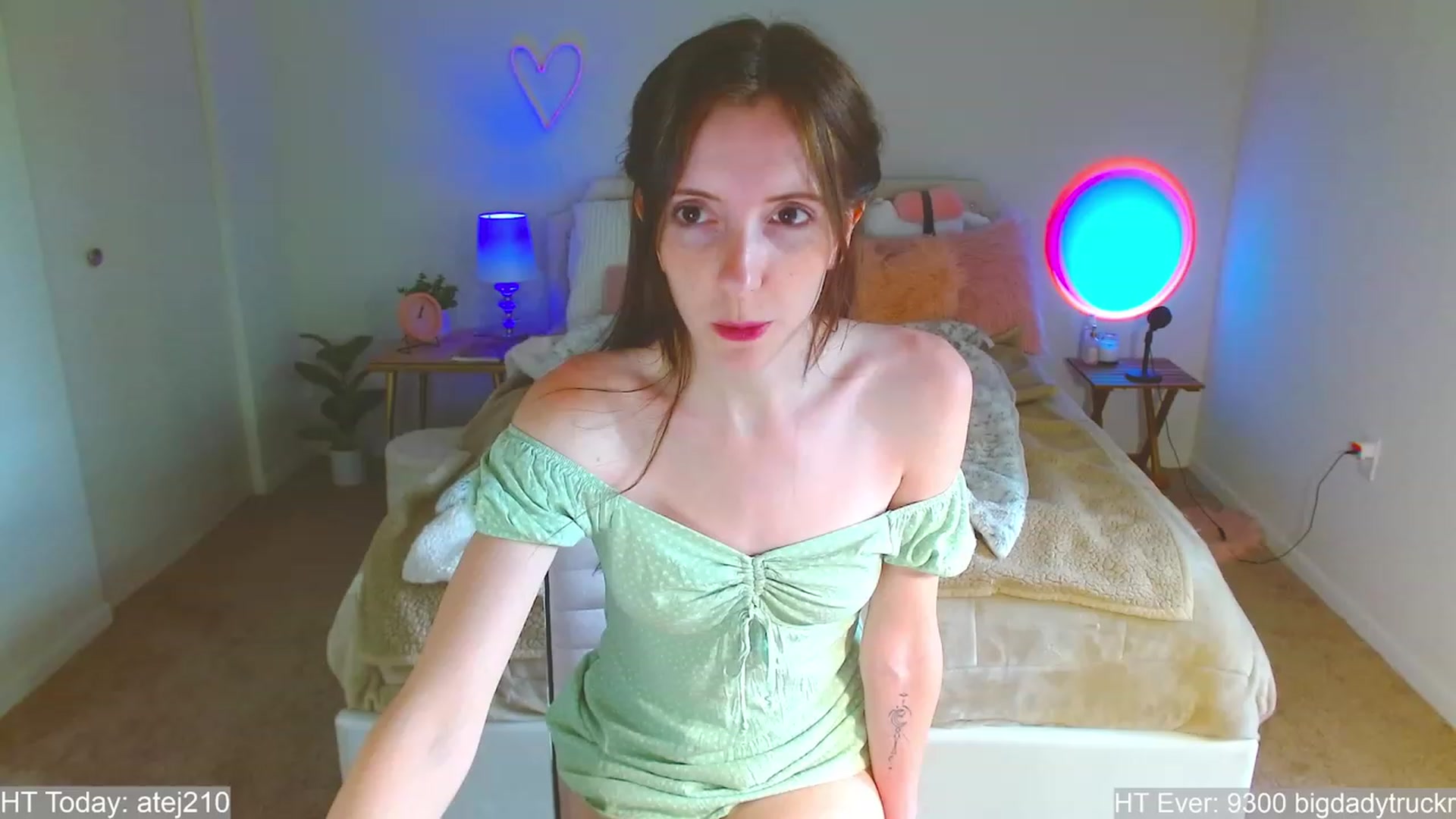 Gallery image thumbnail from MangoMae's myfreecams stream on, 06/01/2023, 17:09 image 17 of 20