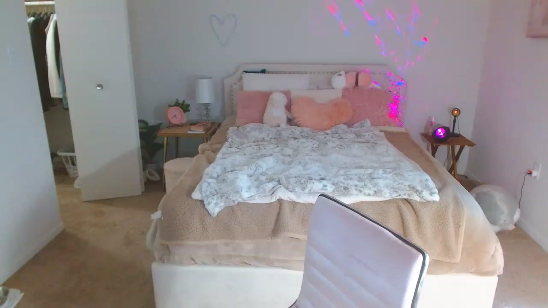 Gallery image thumbnail from MangoMae's myfreecams stream on, 08/11/2023, 21:41 image 20 of 20