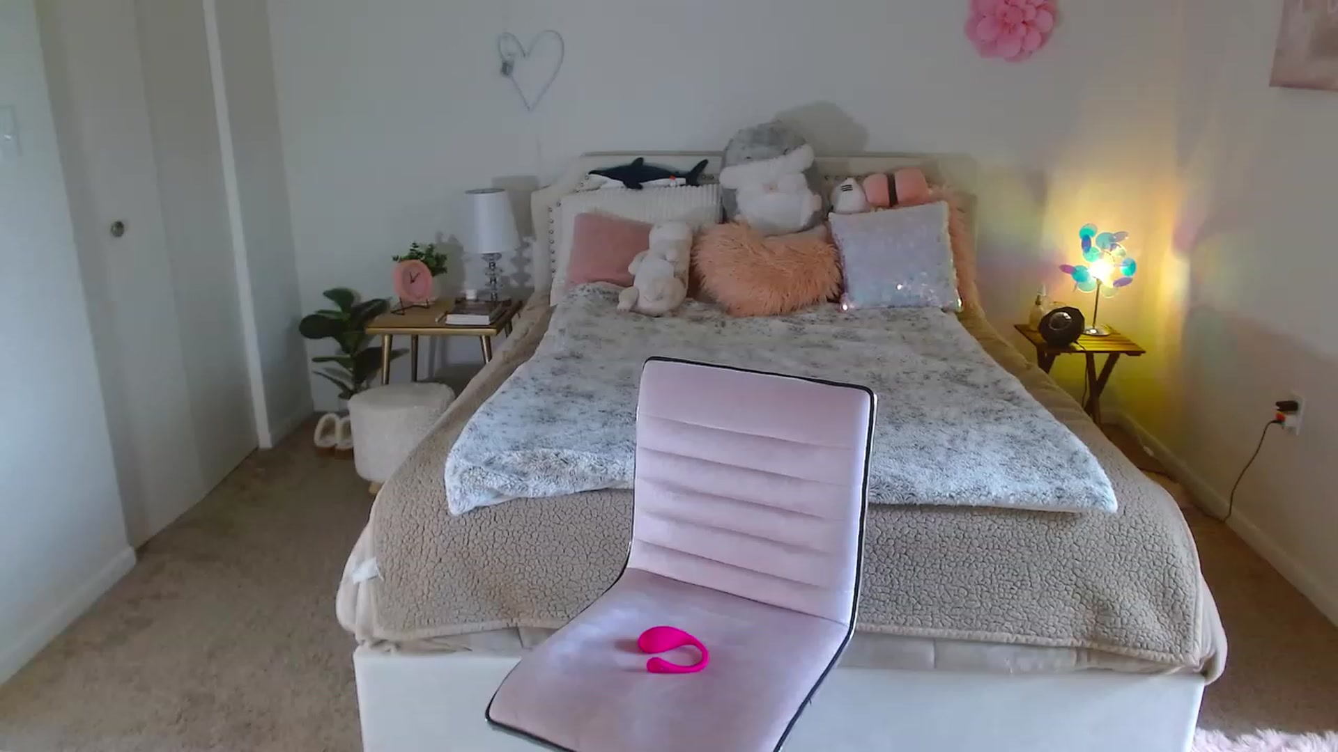 Gallery image thumbnail from MangoMae's myfreecams stream on, 10/22/2023, 17:17 image 4 of 20