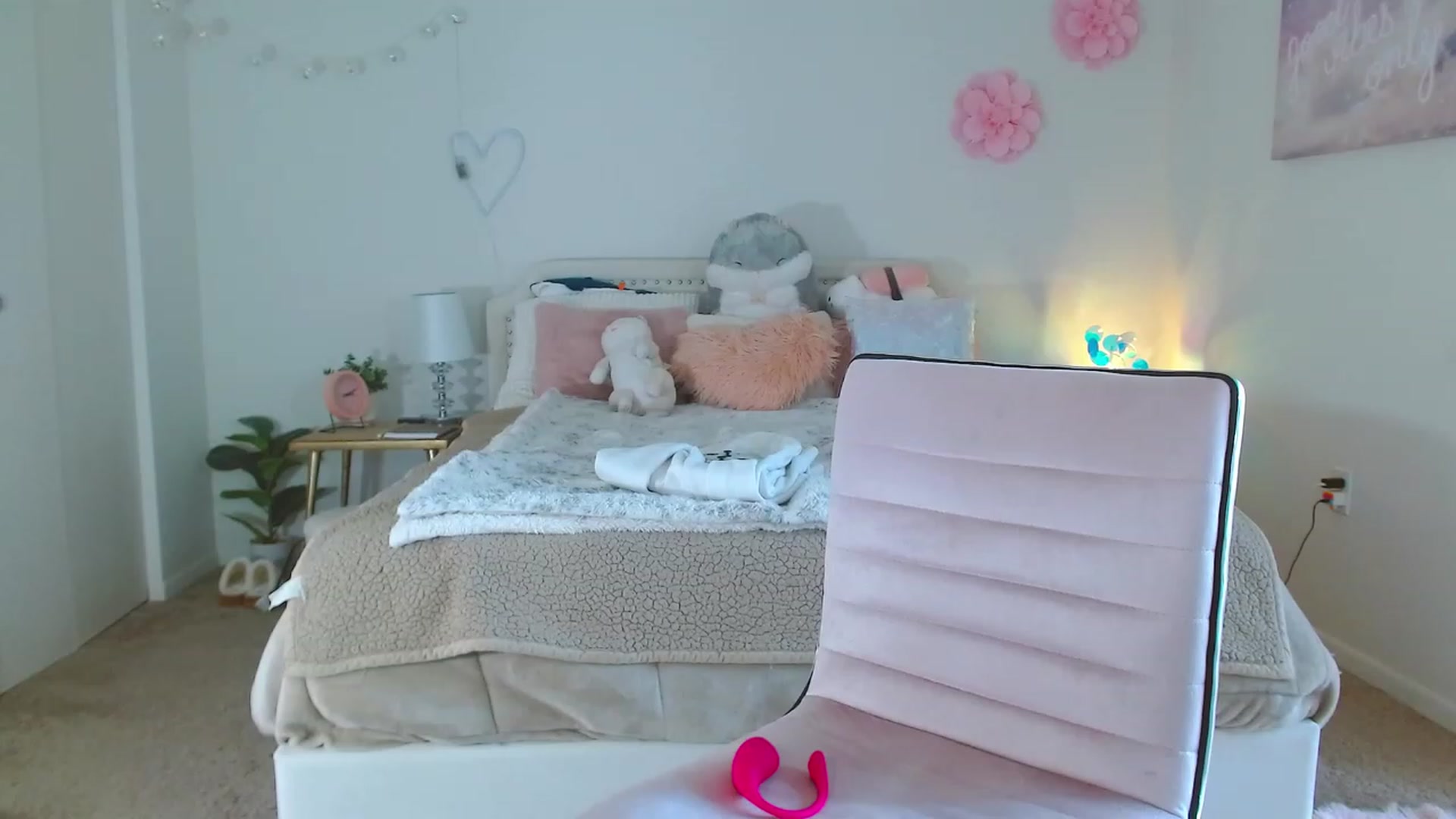 Gallery image thumbnail from MangoMae's myfreecams stream on, 11/04/2023, 19:40 image 3 of 20