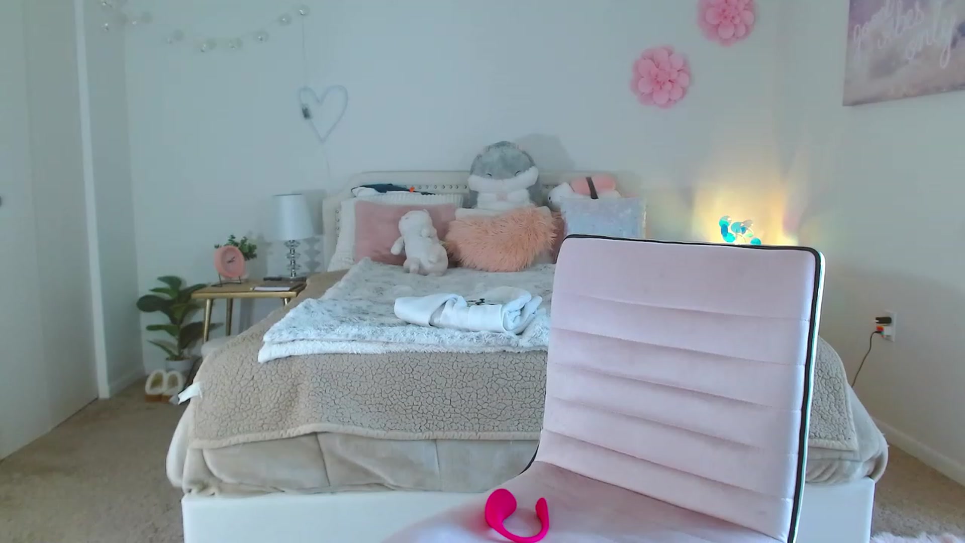 Gallery image thumbnail from MangoMae's myfreecams stream on, 11/04/2023, 19:40 image 2 of 20