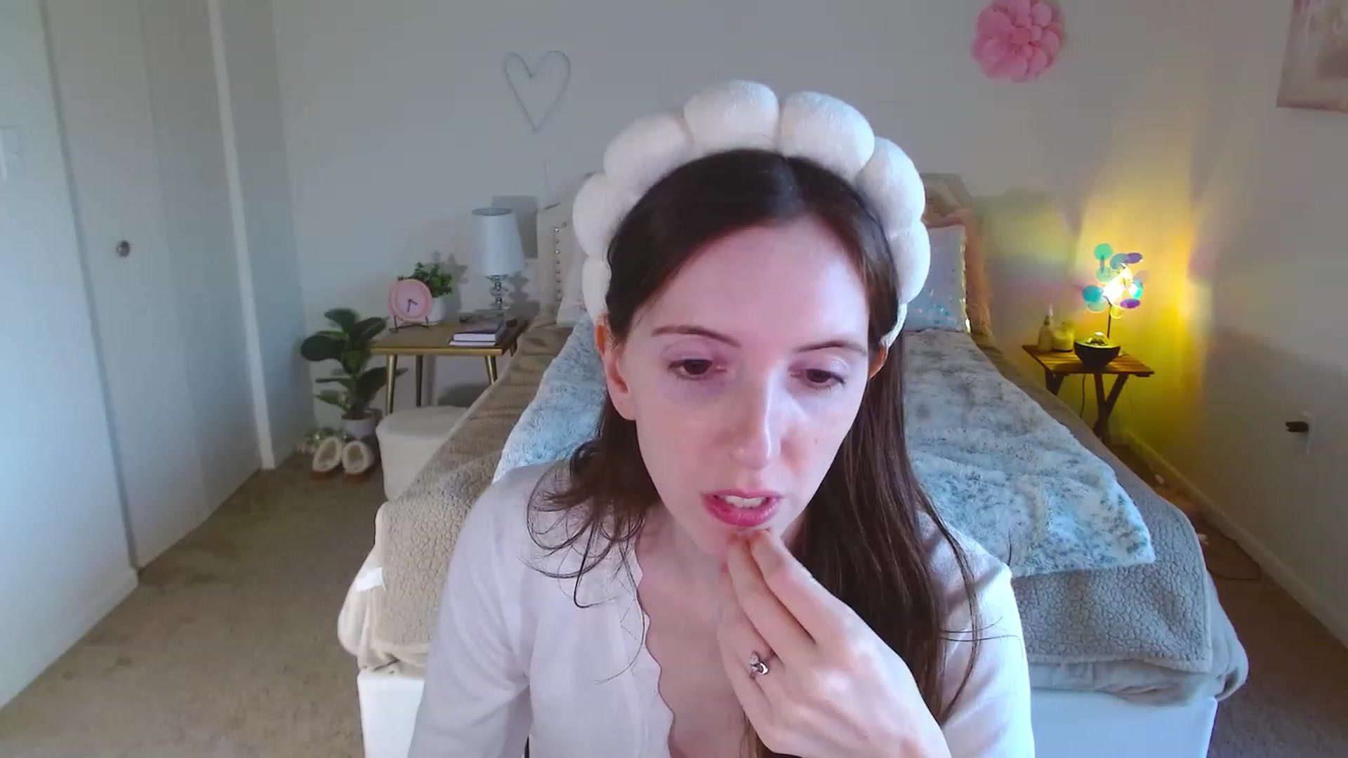 Gallery image thumbnail from MangoMae's myfreecams stream on, 11/17/2023, 22:21 image 11 of 20