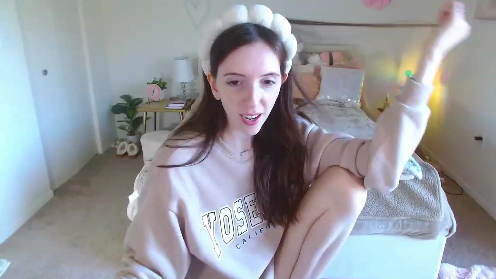 Gallery image thumbnail from MangoMae's myfreecams stream on, 11/18/2023, 18:44 image 18 of 20