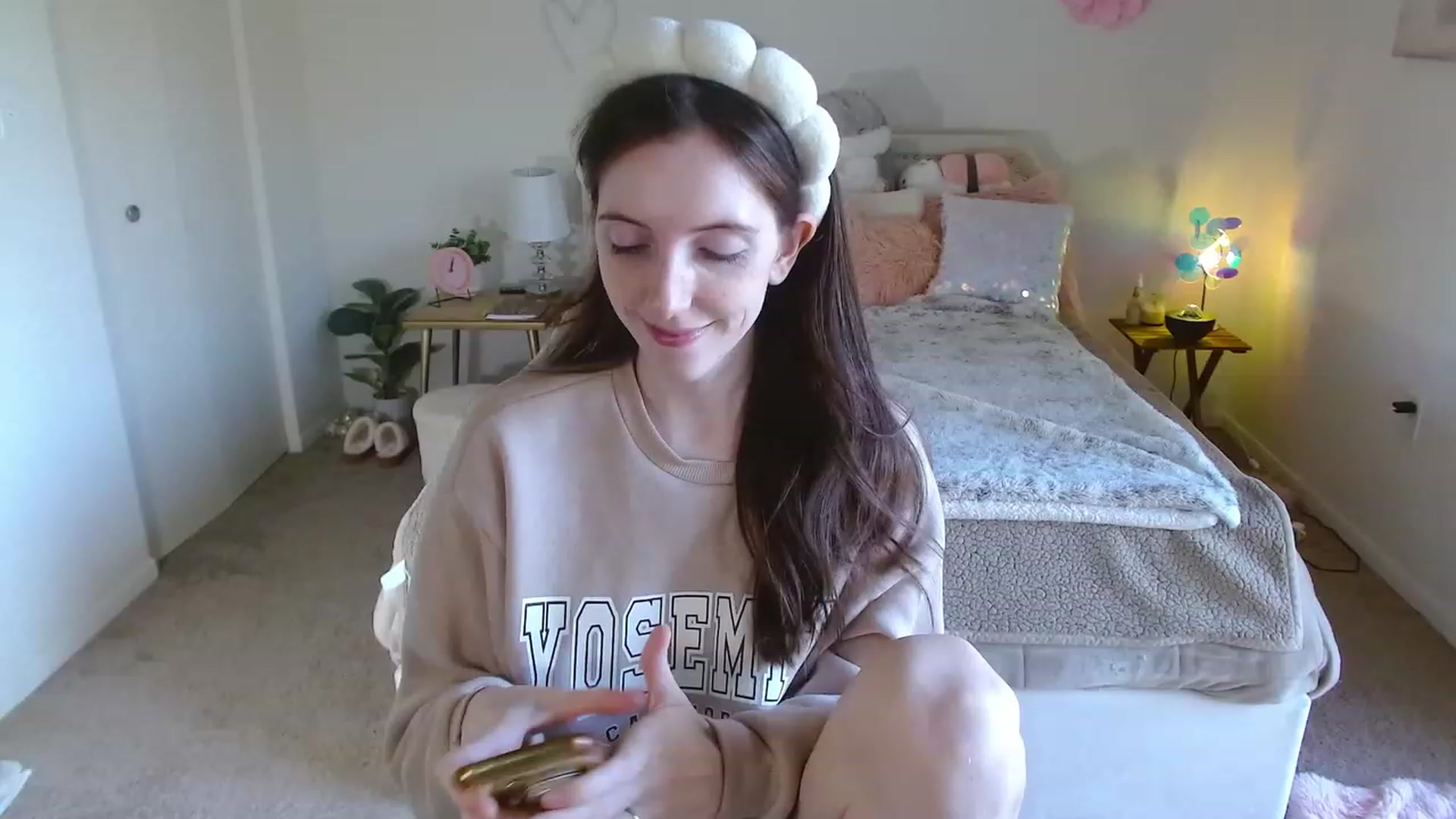 Gallery image thumbnail from MangoMae's myfreecams stream on, 11/18/2023, 18:44 image 4 of 20