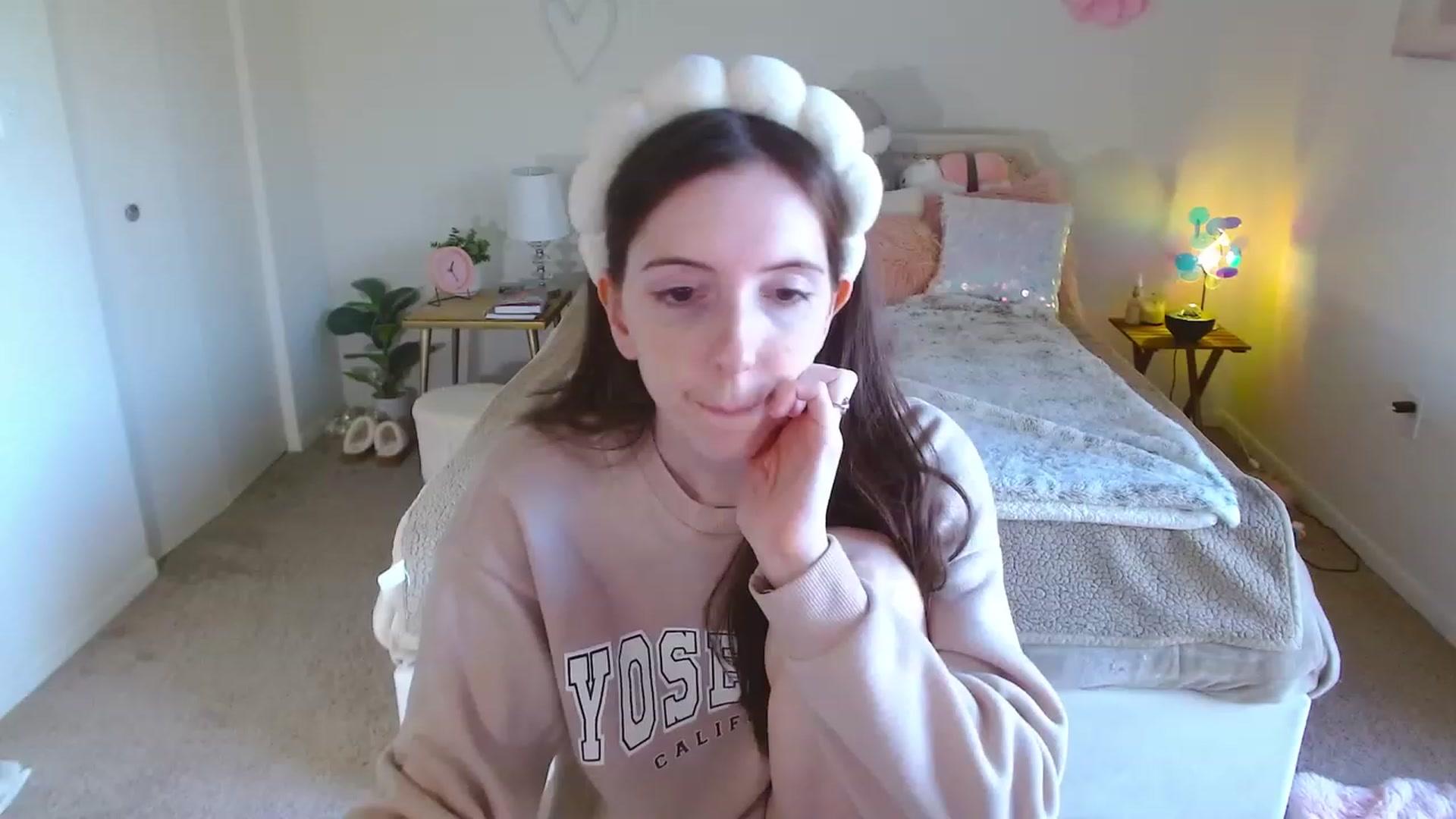 Gallery image thumbnail from MangoMae's myfreecams stream on, 11/18/2023, 18:44 image 14 of 20