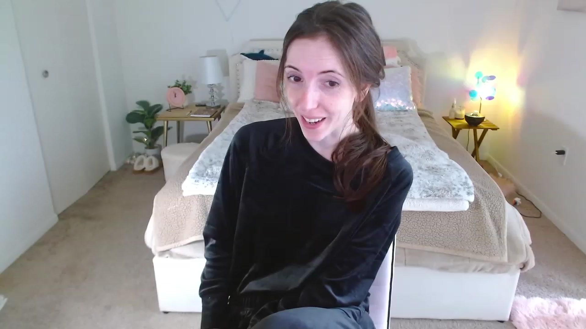 Gallery image thumbnail from MangoMae's myfreecams stream on, 11/25/2023, 18:14 image 13 of 20