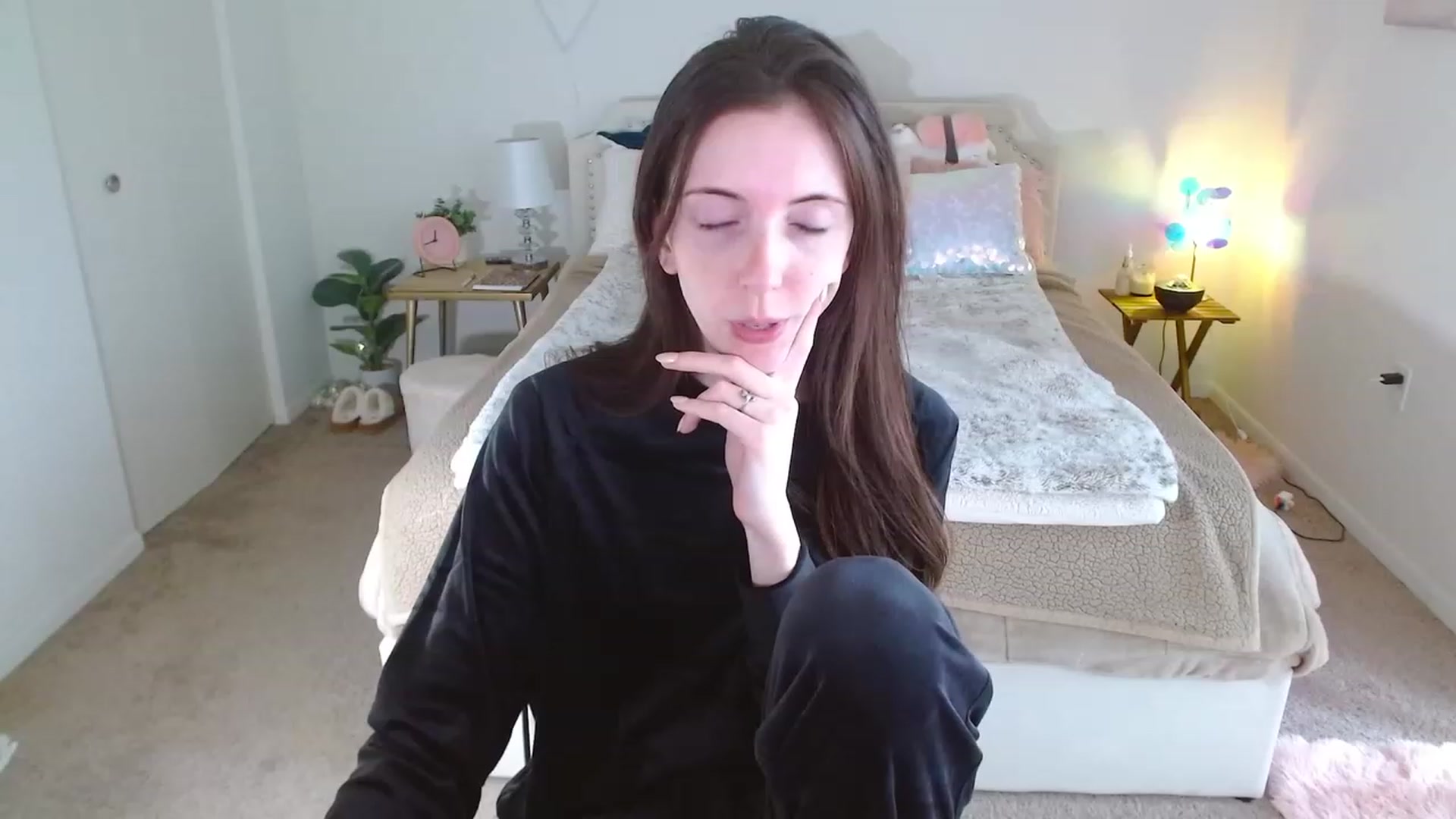 Gallery image thumbnail from MangoMae's myfreecams stream on, 11/25/2023, 18:14 image 4 of 20