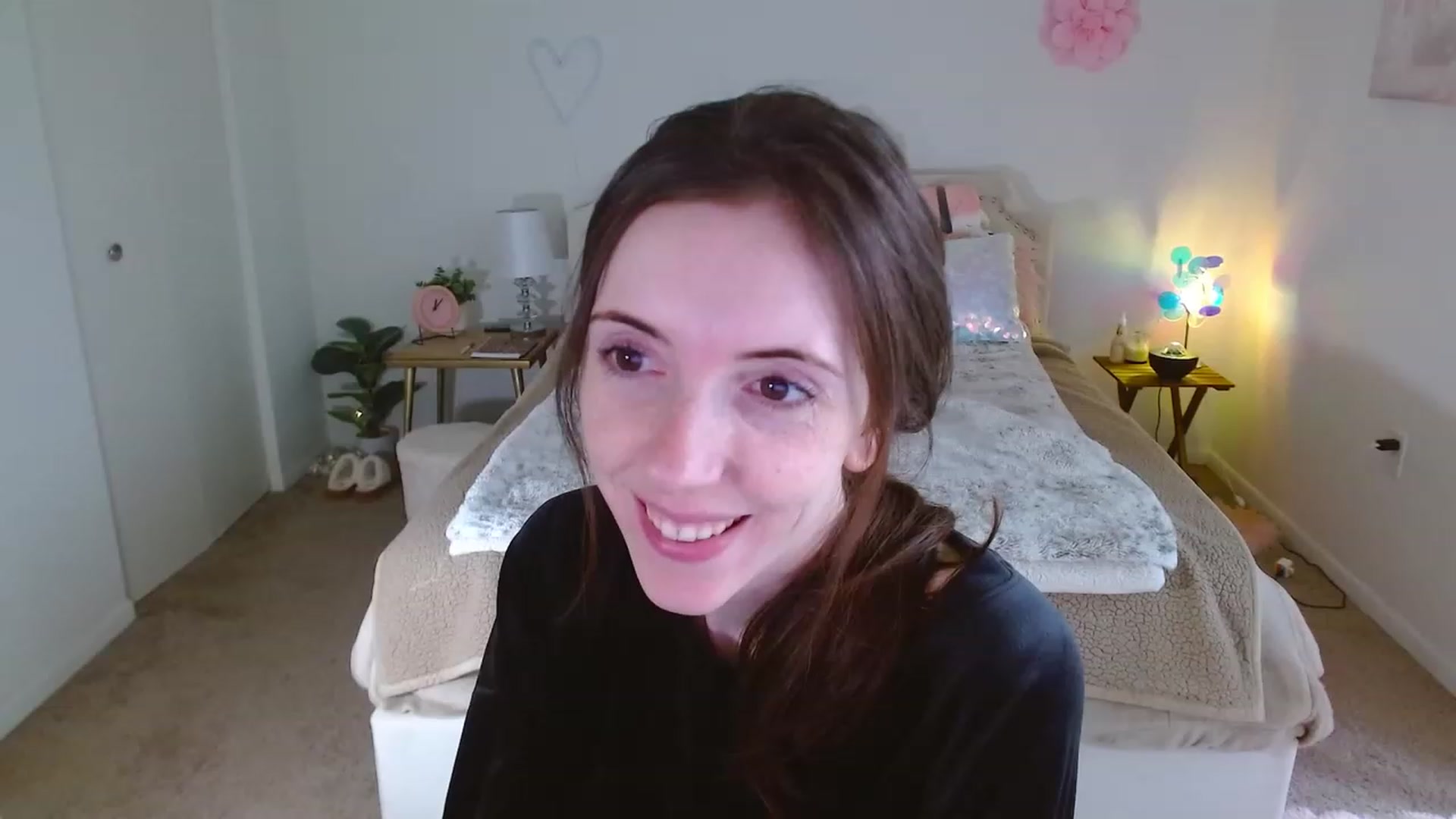 Gallery image thumbnail from MangoMae's myfreecams stream on, 11/25/2023, 18:14 image 19 of 20