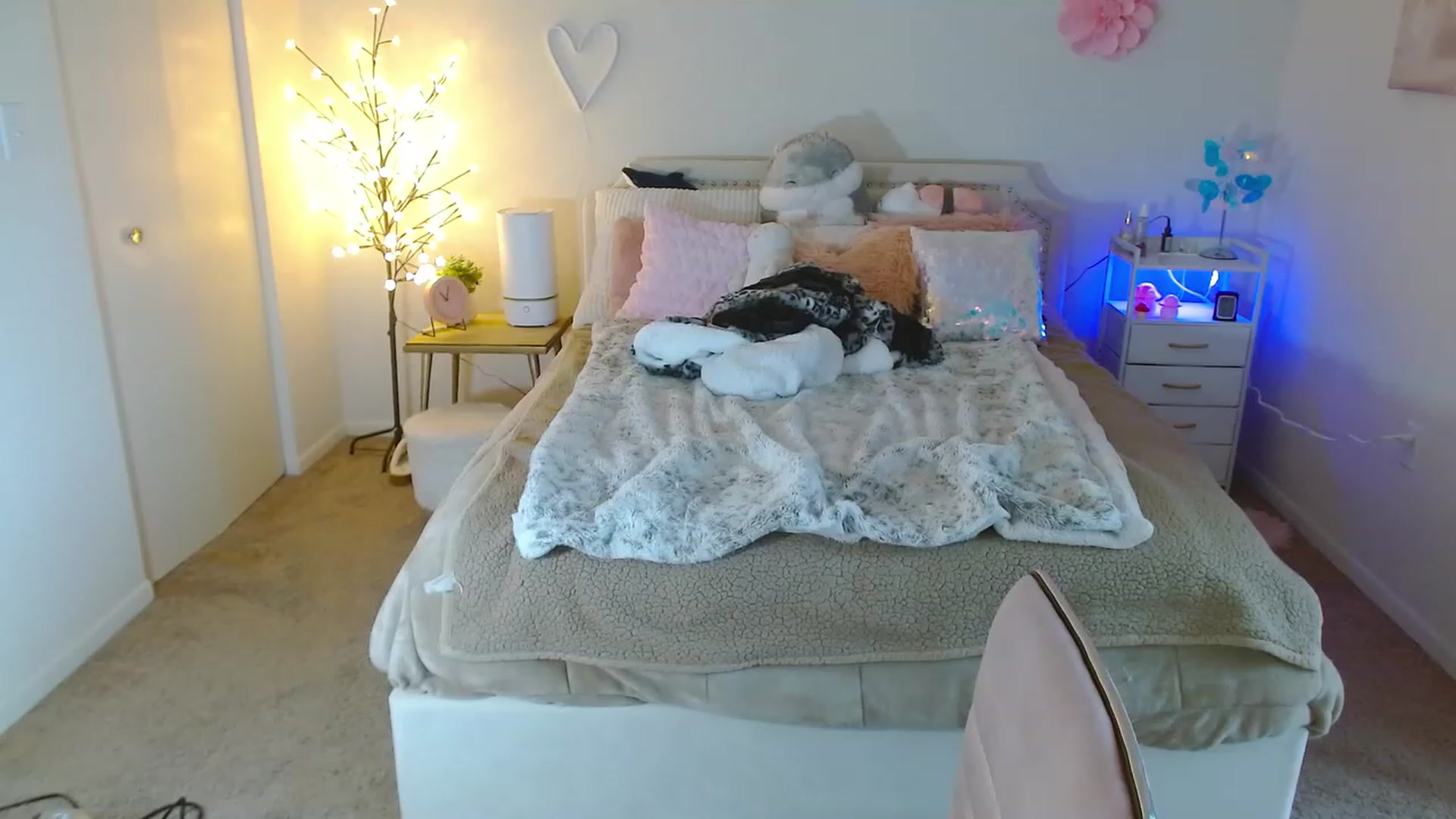 Gallery image thumbnail from MangoMae's myfreecams stream on, 01/06/2024, 16:17 image 8 of 20
