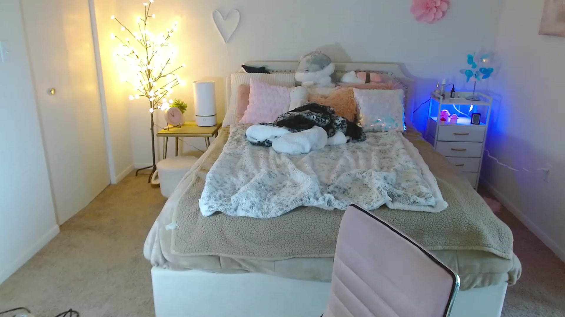 Gallery image thumbnail from MangoMae's myfreecams stream on, 01/06/2024, 16:17 image 5 of 20