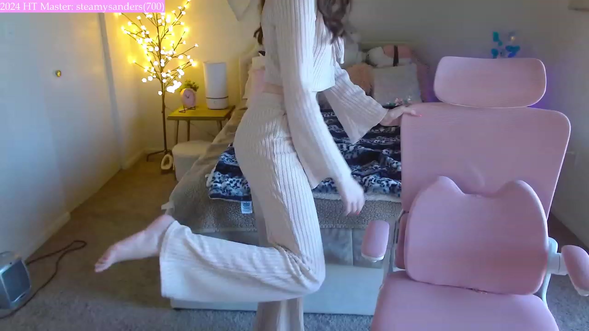 Gallery image thumbnail from MangoMae's myfreecams stream on, 02/04/2024, 19:20 image 10 of 20