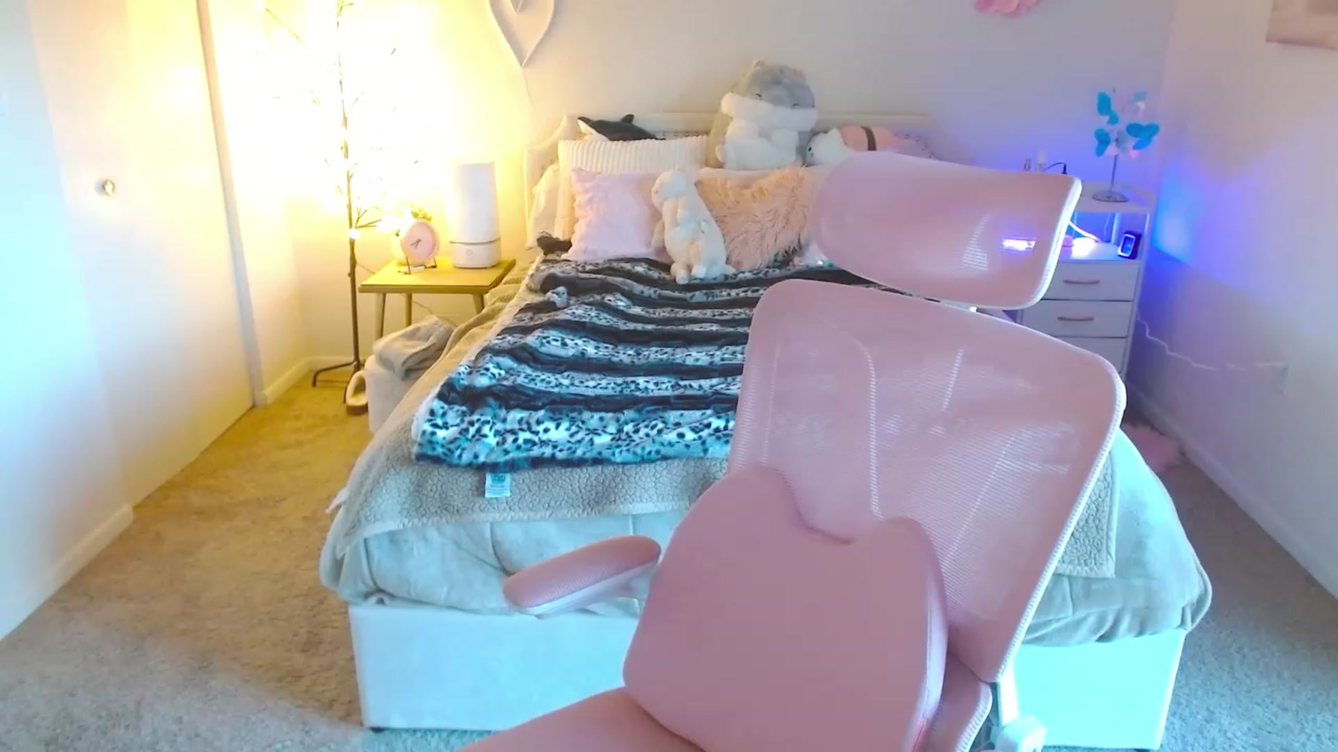 Gallery image thumbnail from MangoMae's myfreecams stream on, 02/24/2024, 12:52 image 10 of 20