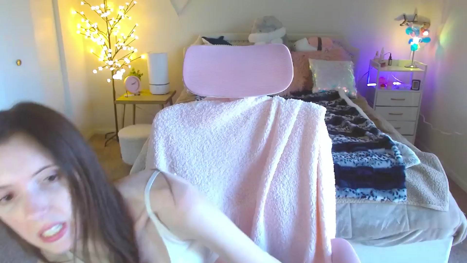 Gallery image thumbnail from MangoMae's myfreecams stream on, 03/29/2024, 19:15 image 20 of 20