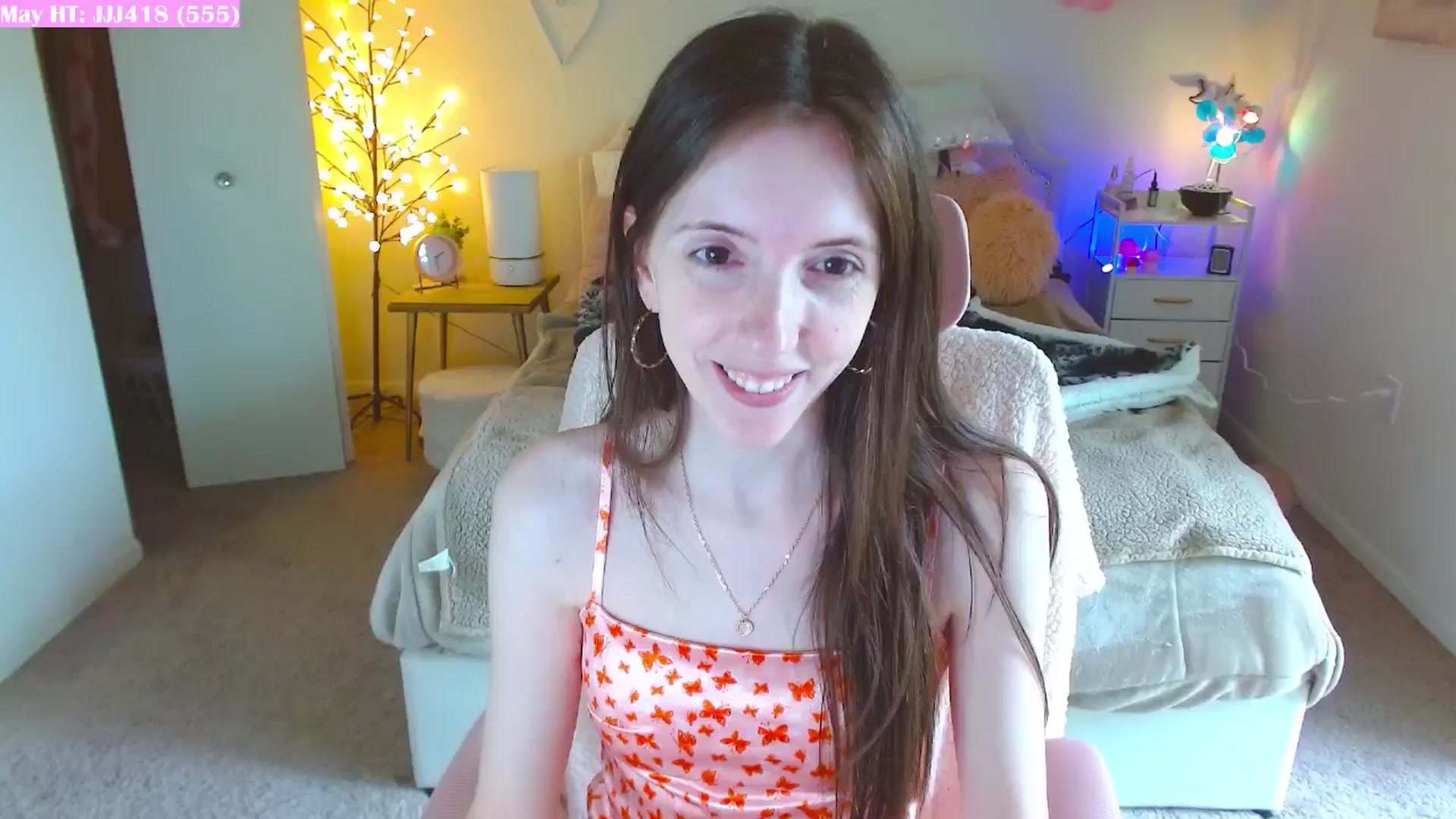 Gallery image thumbnail from MangoMae's myfreecams stream on, 05/03/2024, 18:47 image 17 of 20