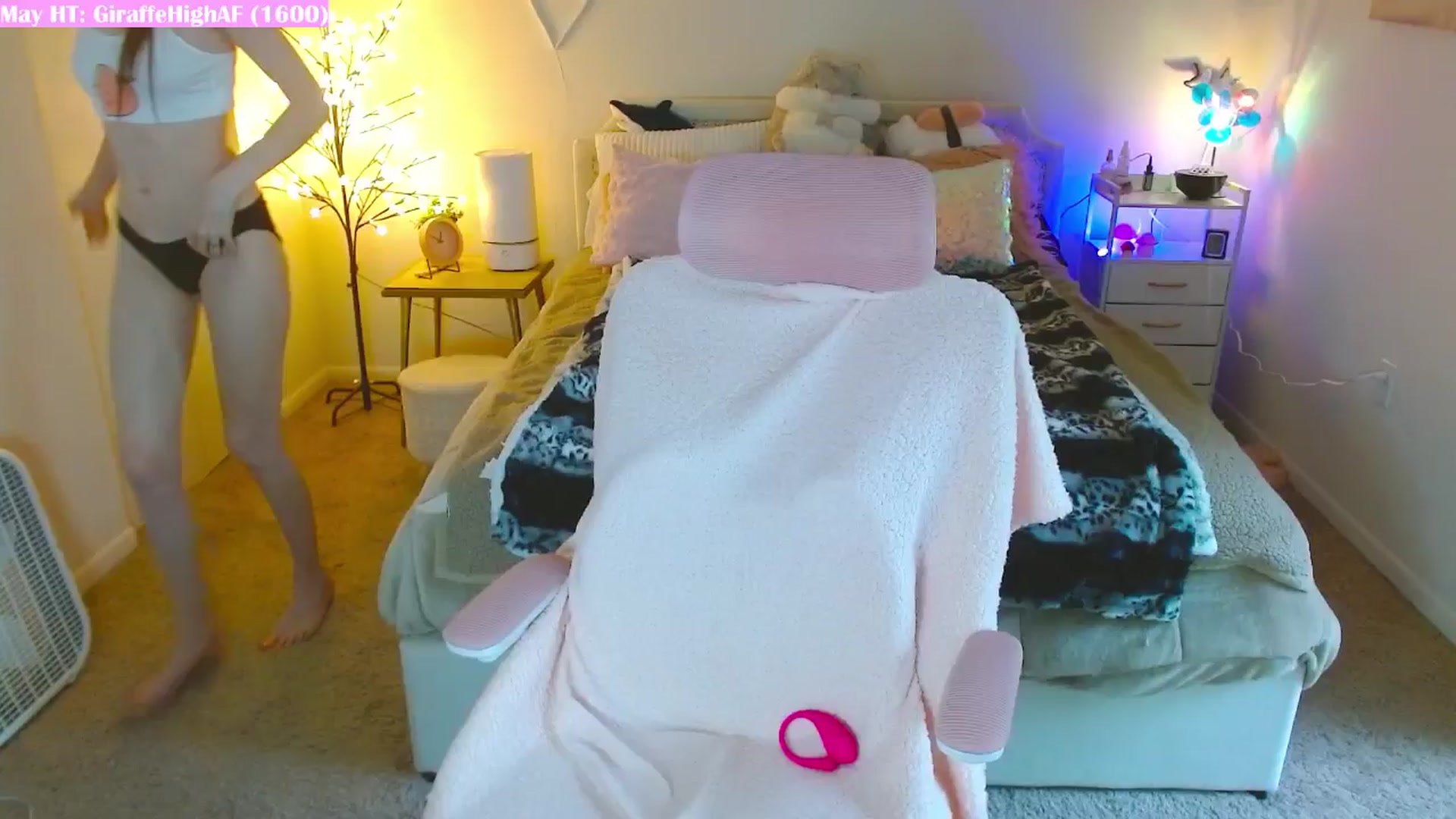 Gallery image thumbnail from MangoMae's myfreecams stream on, 05/07/2024, 17:12 image 1 of 20