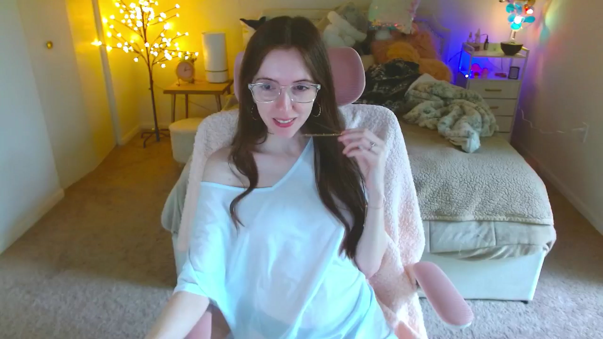 Gallery image thumbnail from MangoMae's myfreecams stream on, 06/01/2024, 17:35 image 15 of 20