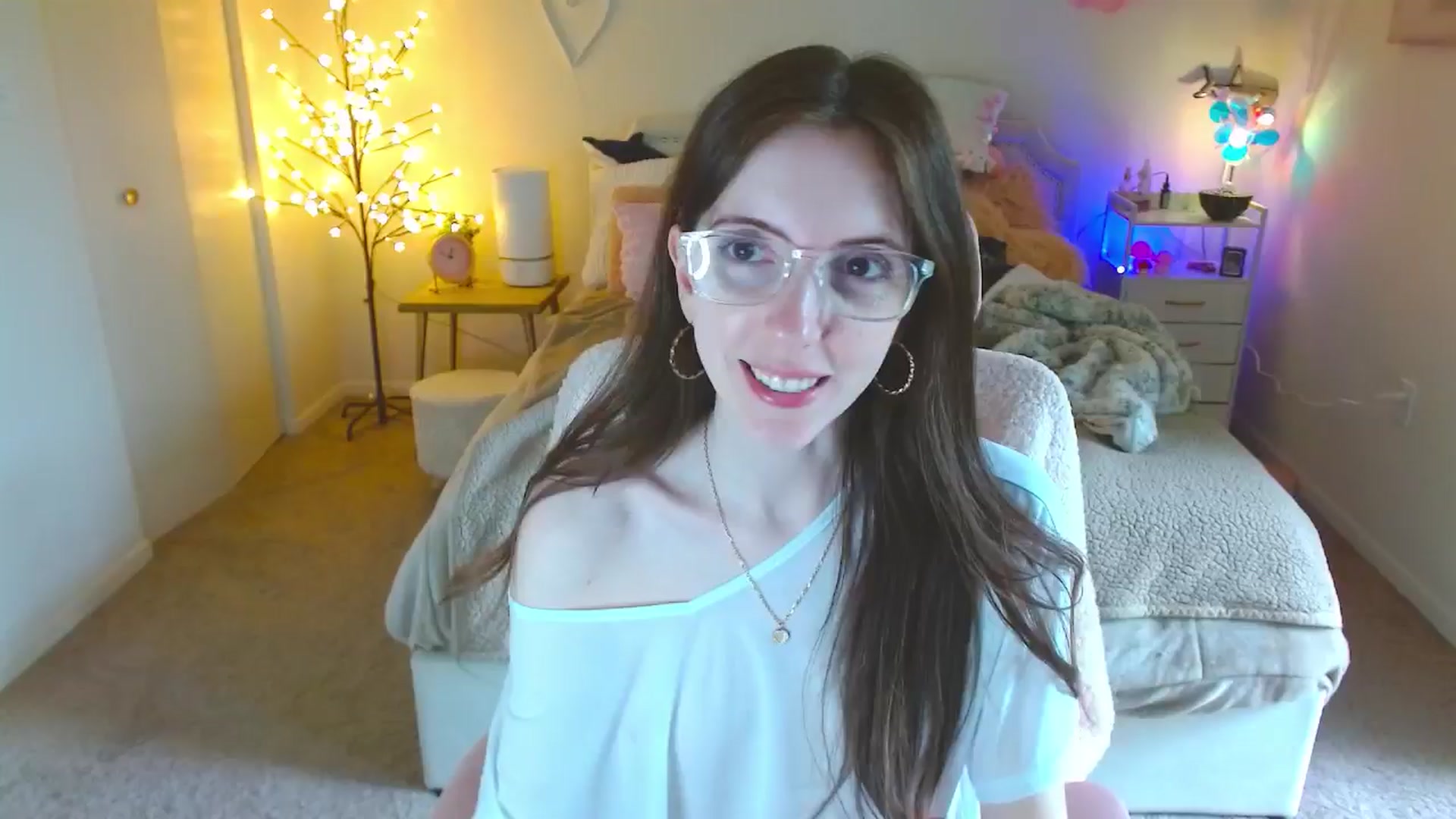 Gallery image thumbnail from MangoMae's myfreecams stream on, 06/01/2024, 17:35 image 7 of 20