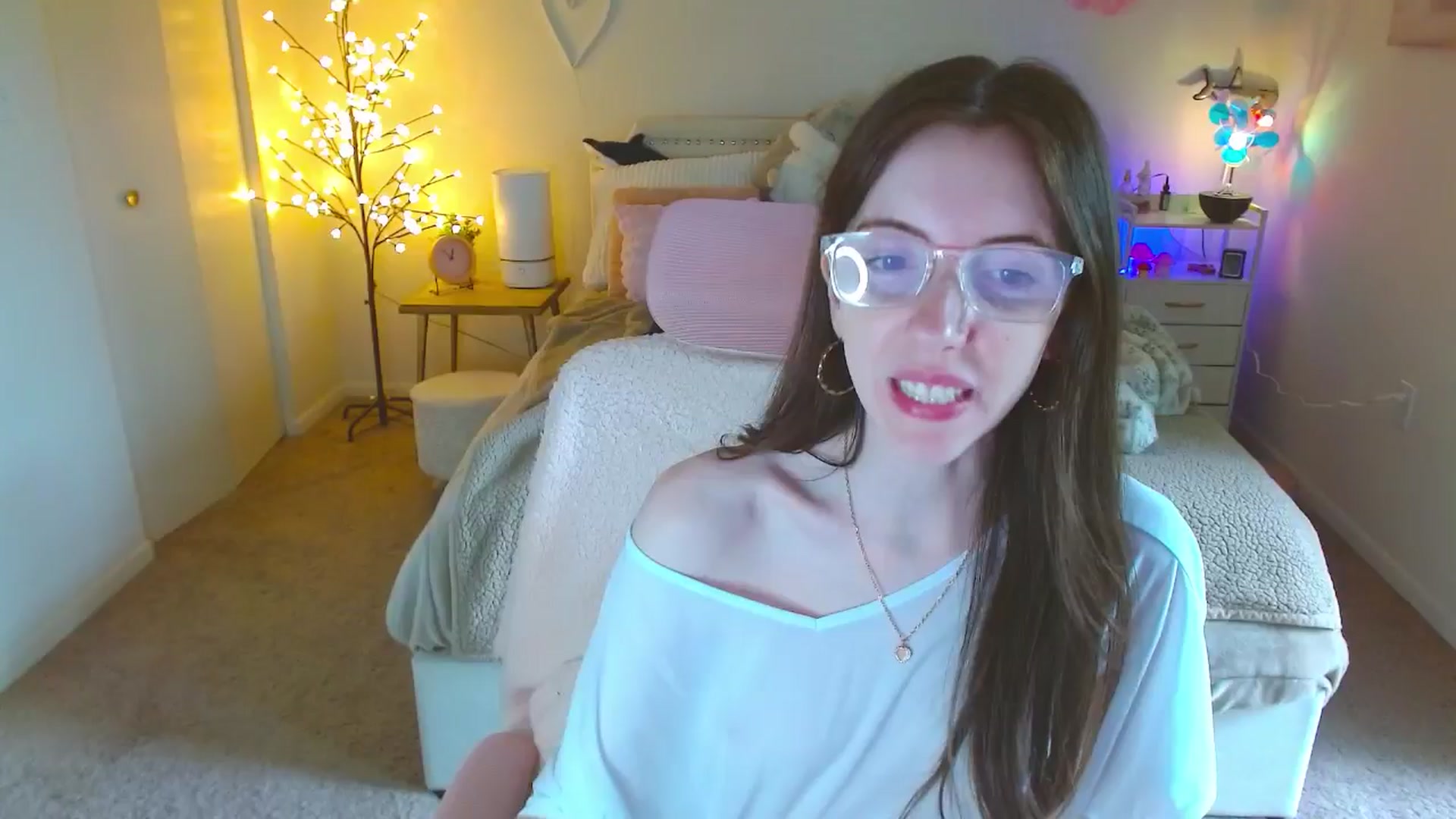 Gallery image thumbnail from MangoMae's myfreecams stream on, 06/01/2024, 17:35 image 8 of 20