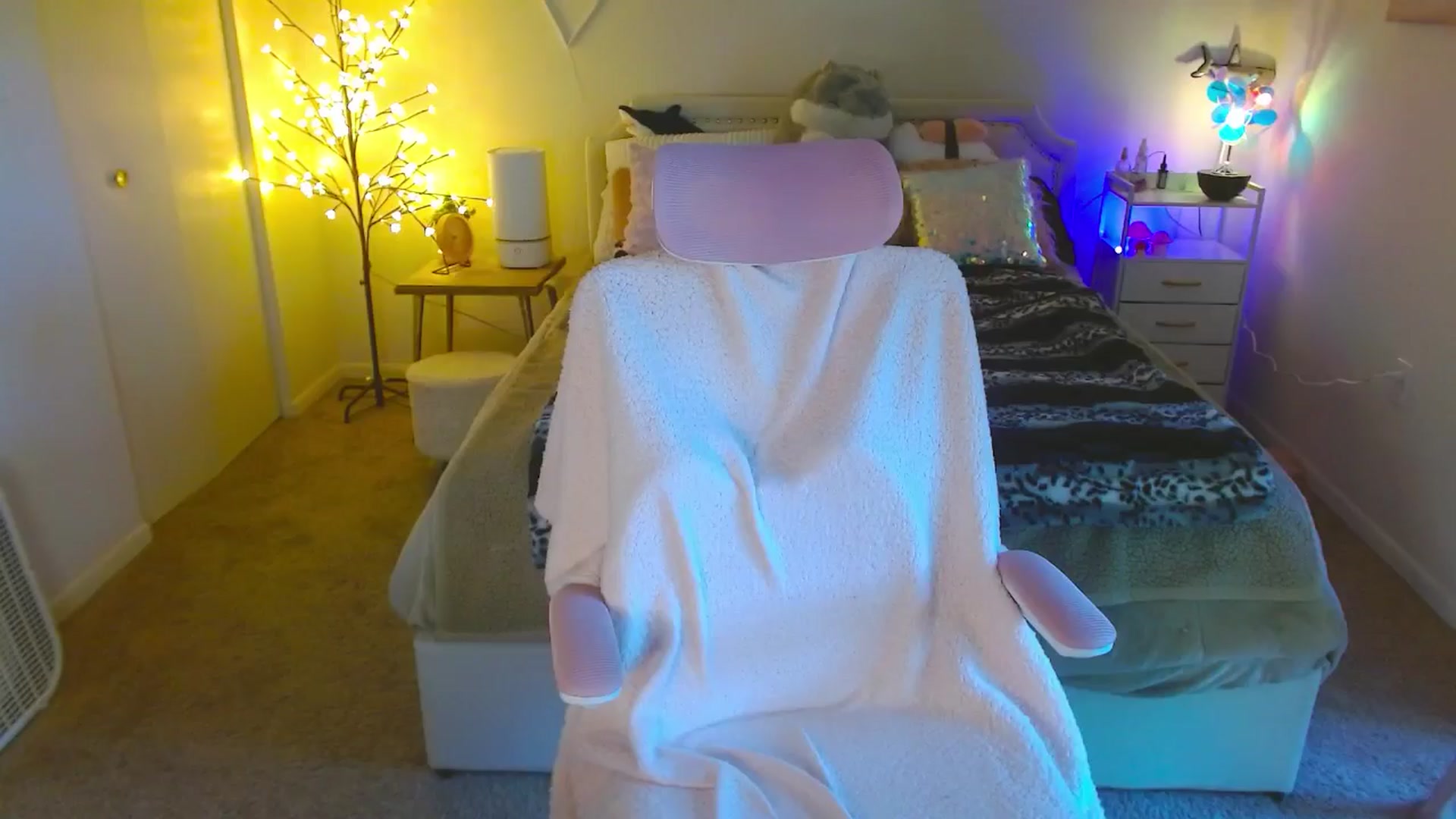 Gallery image thumbnail from MangoMae's myfreecams stream on, 06/09/2024, 14:44 image 18 of 20