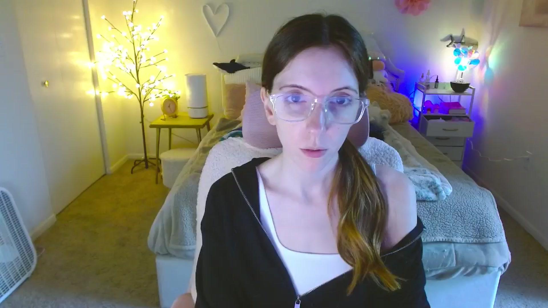 Gallery image thumbnail from MangoMae's myfreecams stream on, 06/28/2024, 18:45 image 1 of 20