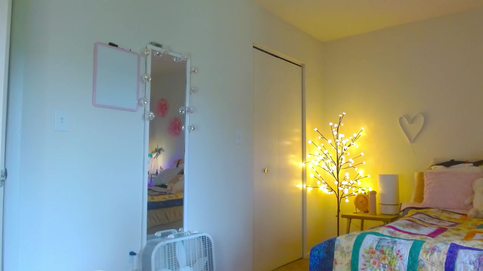 Gallery image thumbnail from MangoMae's myfreecams stream on, 06/29/2024, 19:24 image 6 of 20