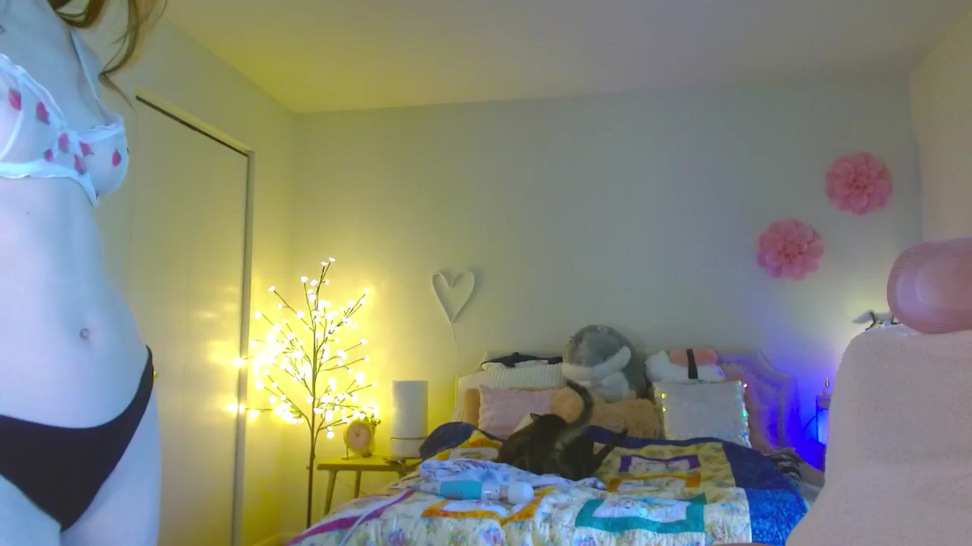 Gallery image thumbnail from MangoMae's myfreecams stream on, 06/30/2024, 15:27 image 15 of 20