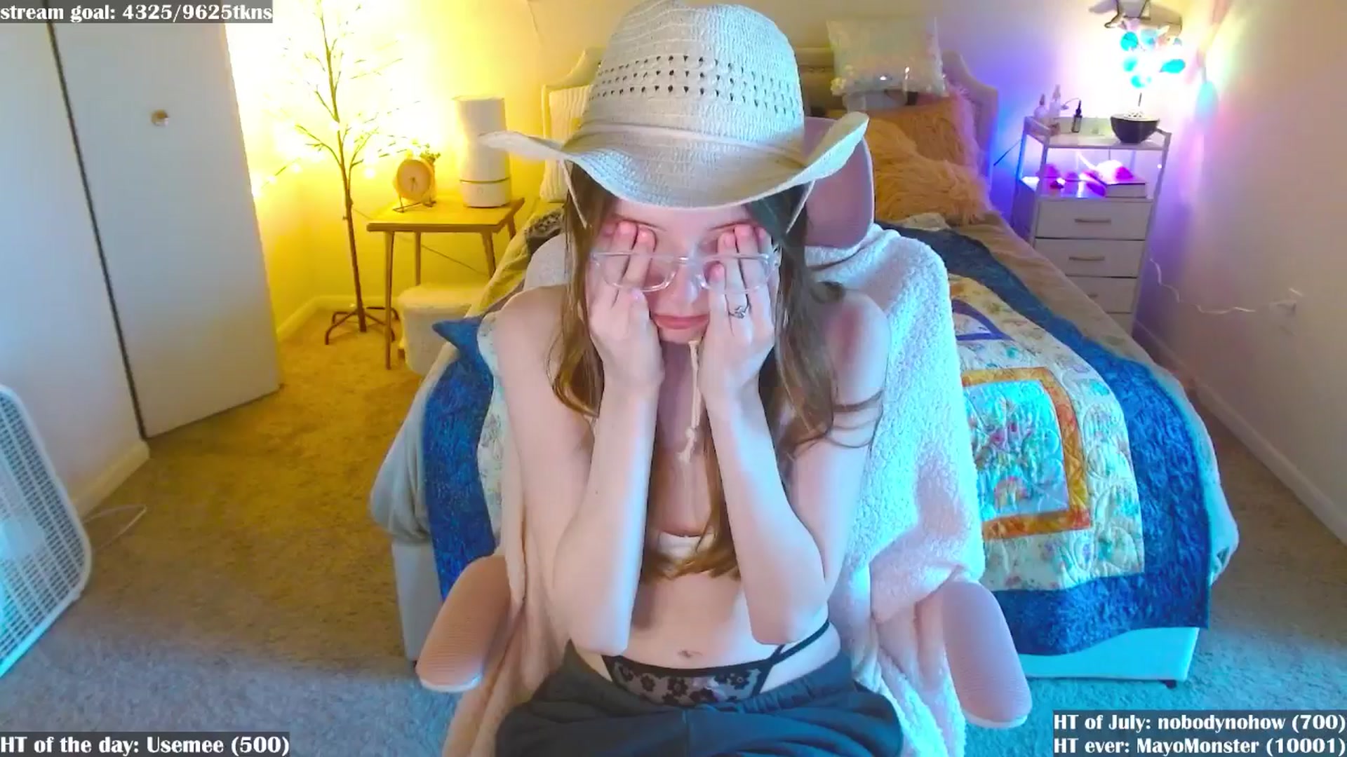 Gallery image thumbnail from MangoMae's myfreecams stream on, 07/03/2024, 22:03 image 8 of 20