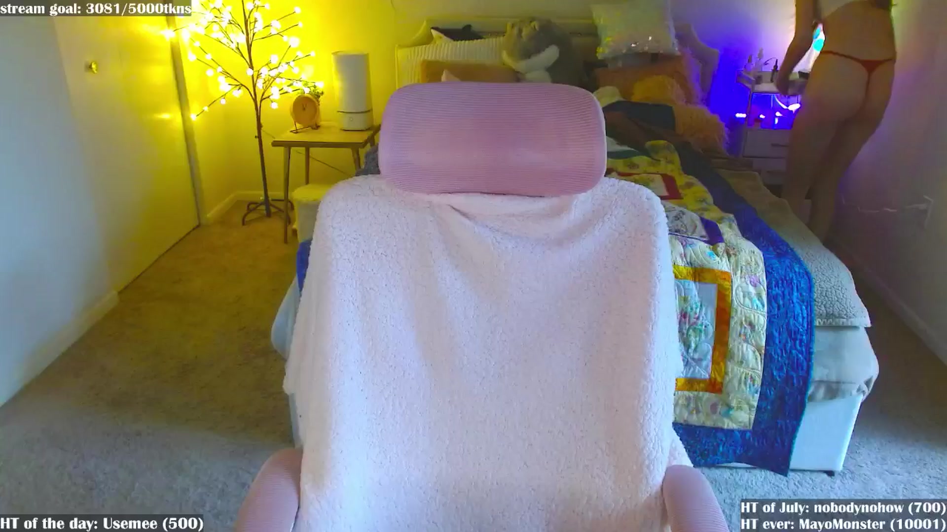 Gallery image thumbnail from MangoMae's myfreecams stream on, 07/04/2024, 16:17 image 4 of 20