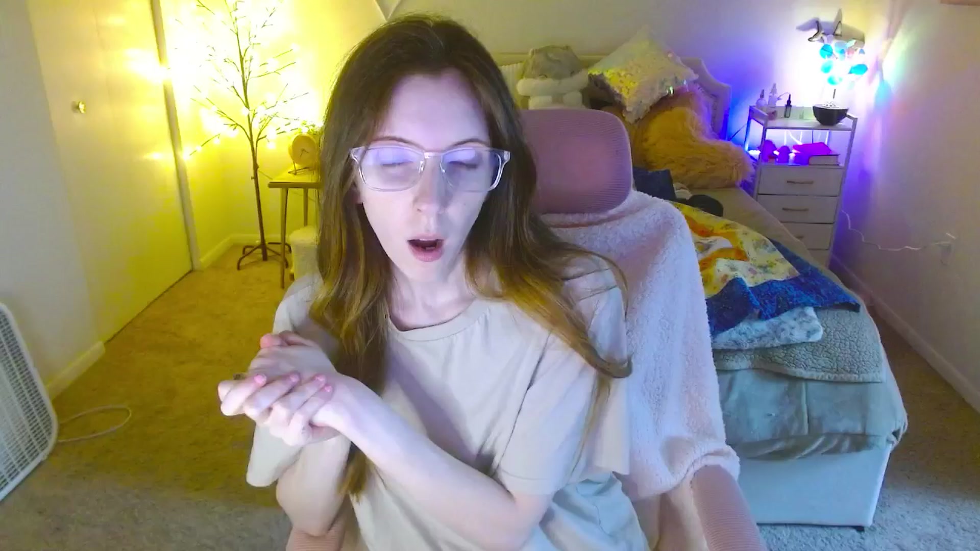 Gallery image thumbnail from MangoMae's myfreecams stream on, 07/08/2024, 20:44 image 14 of 20
